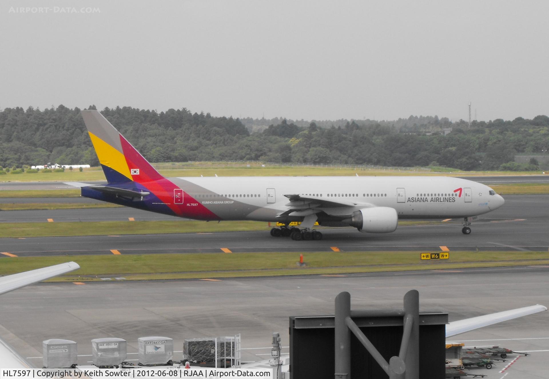 HL7597, 2001 Boeing 777-28E/ER C/N 28686, Taxying for departure