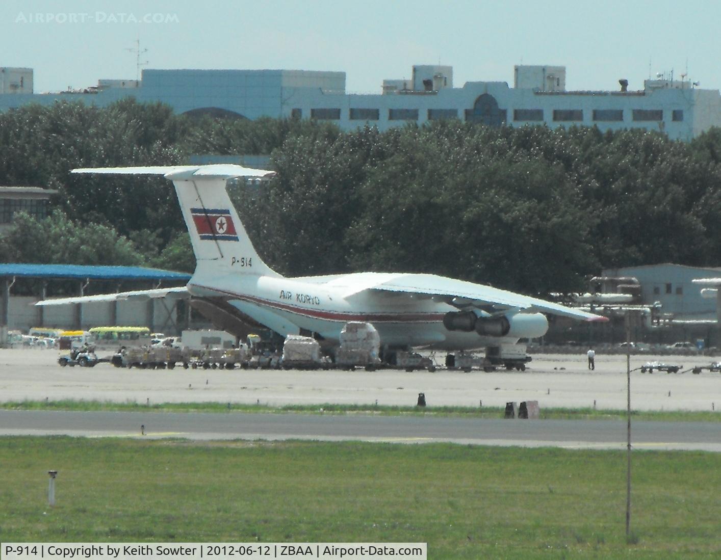 P-914, 1990 Ilyushin Il-76M C/N 1003404146, Being unloaded