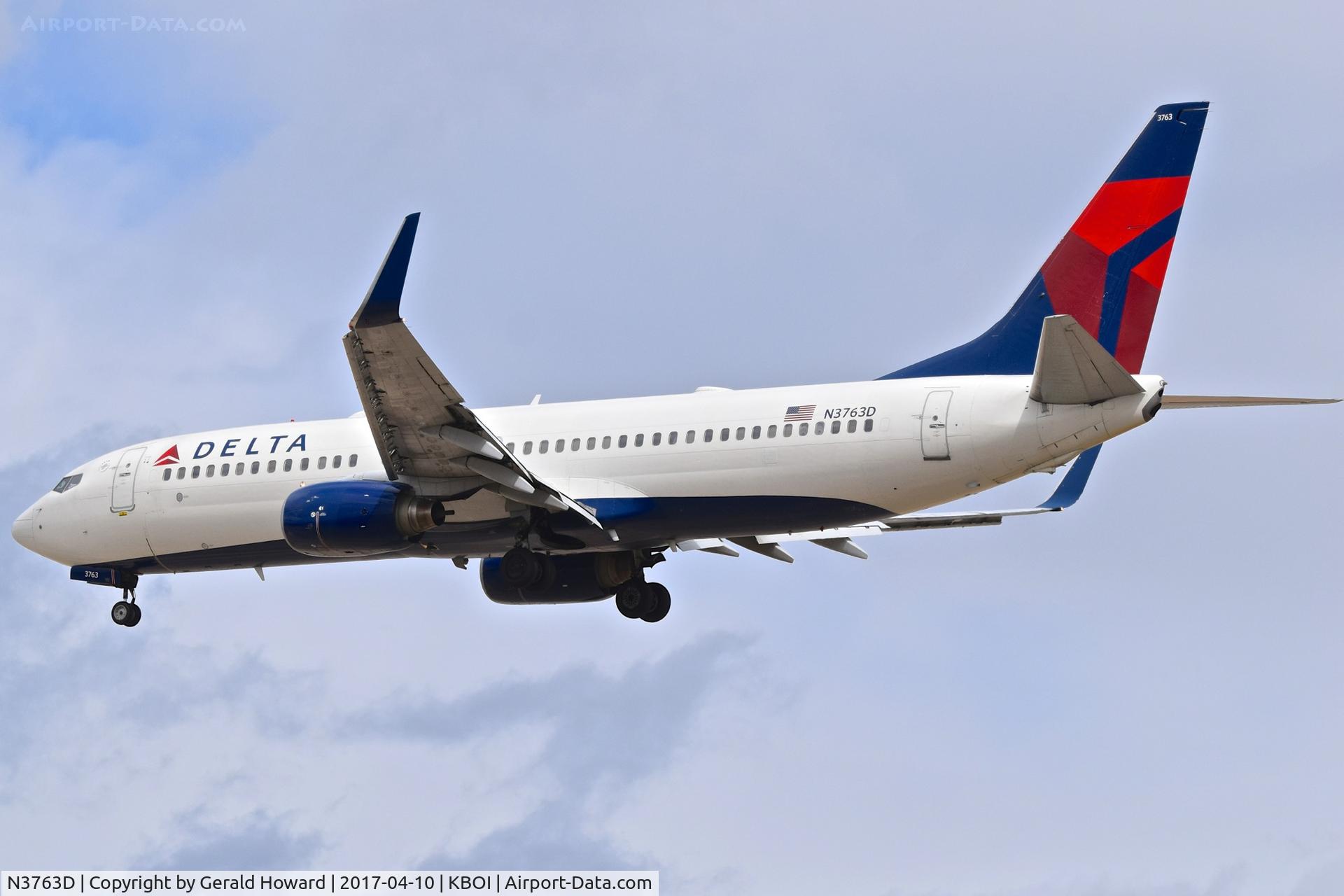 N3763D, 2001 Boeing 737-832 C/N 29629, Landing RWY 28L.