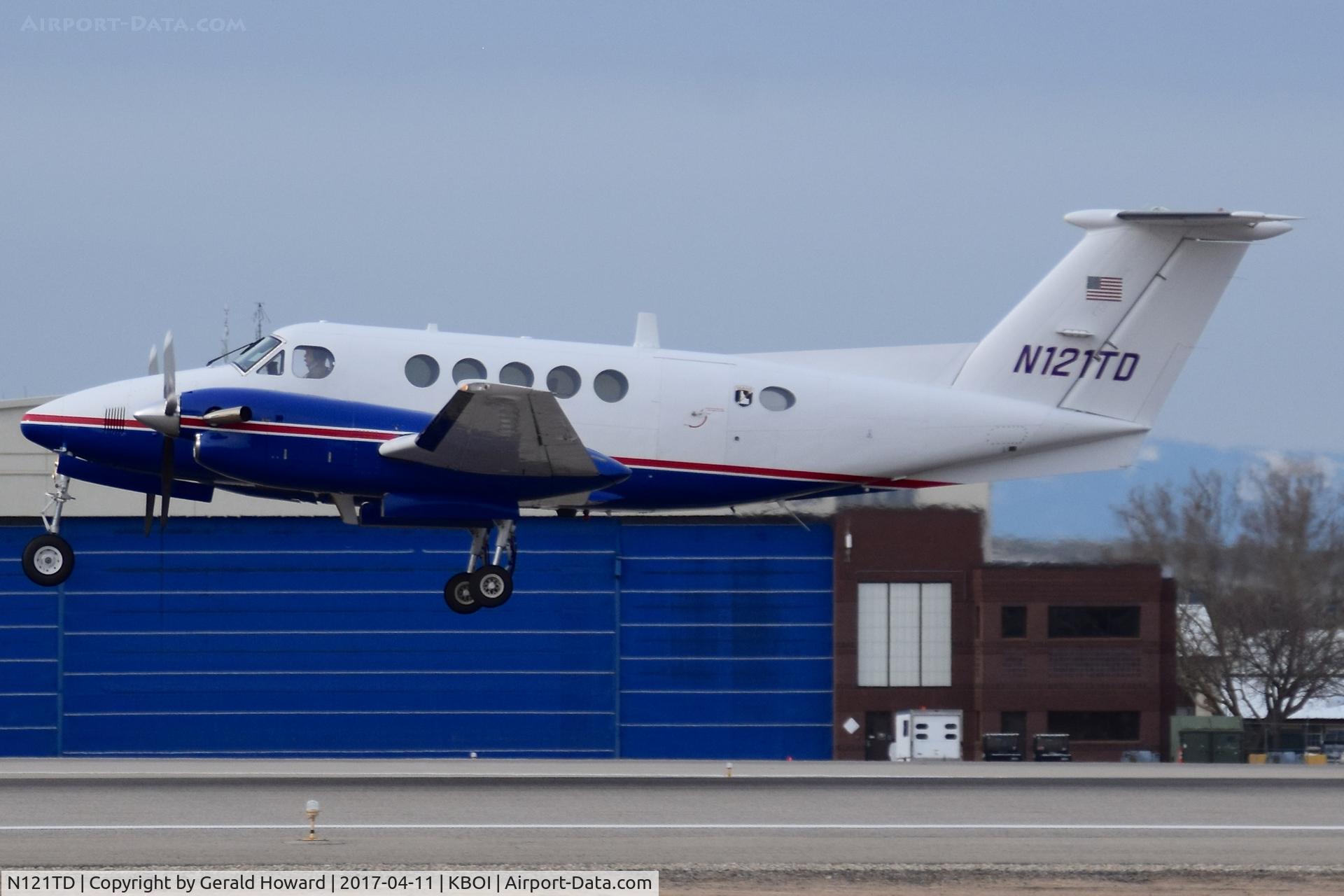 N121TD, 1979 Beech C-12C Huron C/N BC-74, Departing RWY 10L.