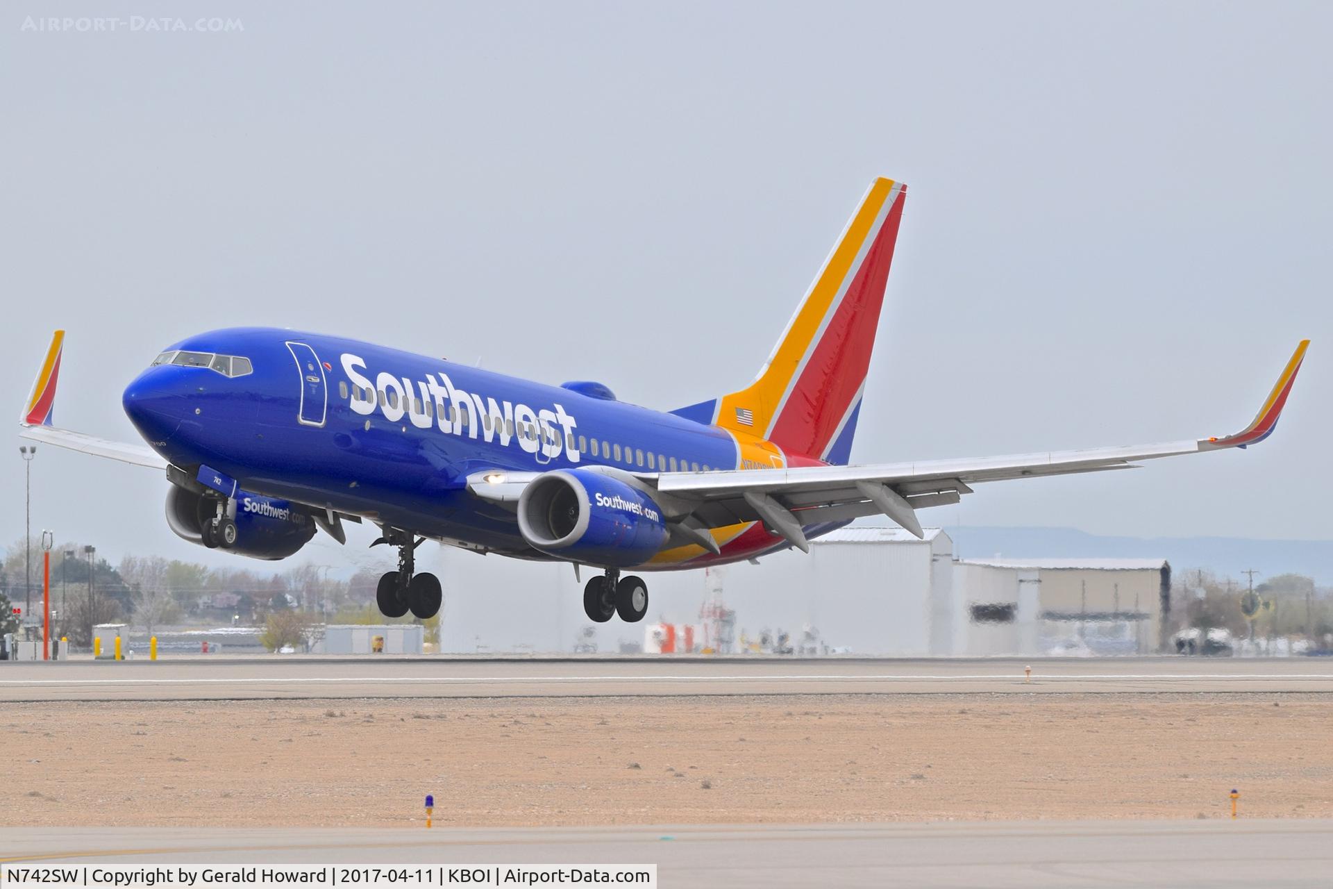 N742SW, 1998 Boeing 737-7H4 C/N 29278, Landing RWY 10L.