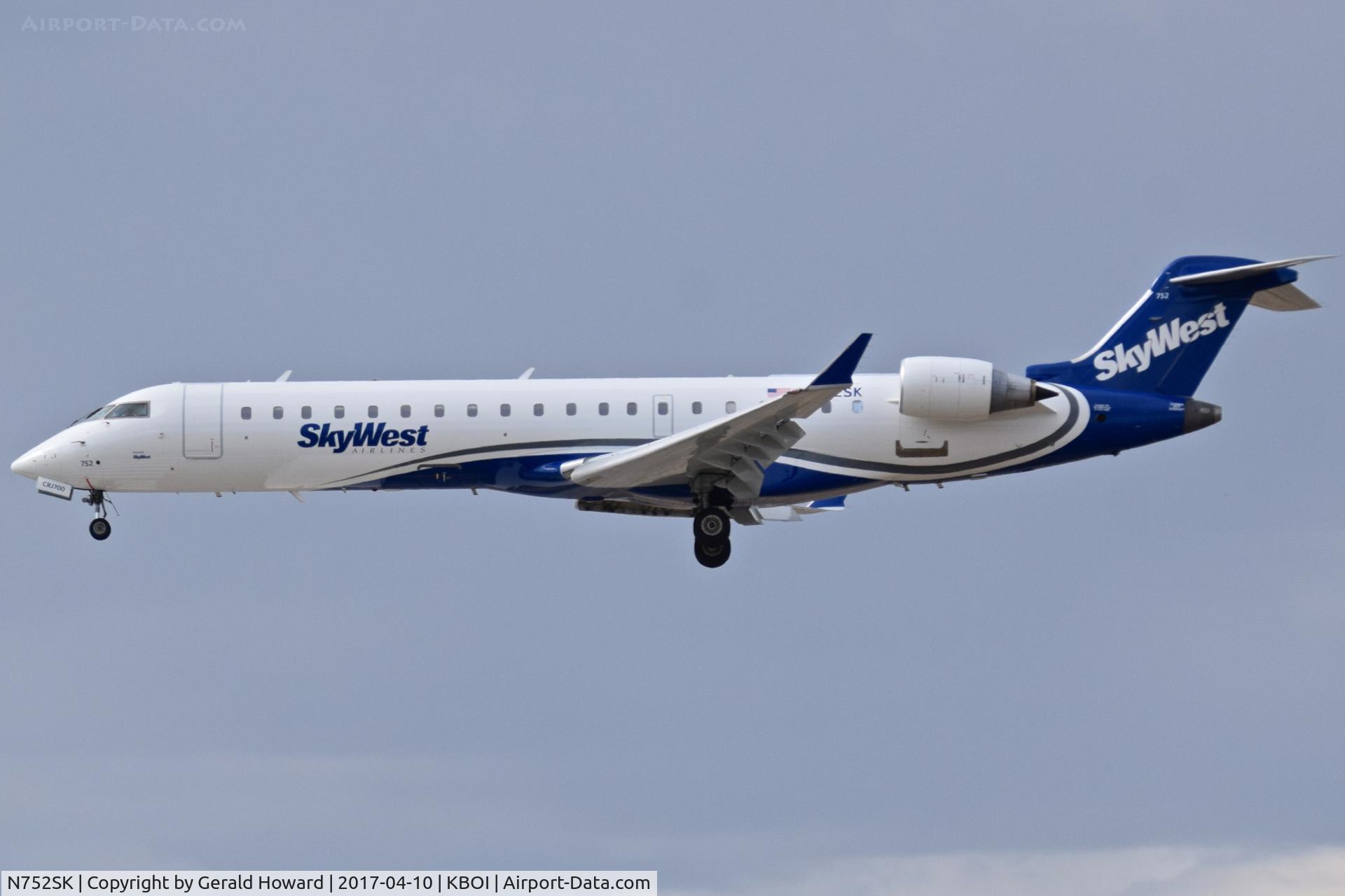 N752SK, 2005 Bombardier CRJ-701ER (CL-600-2C10) Regional Jet C/N 10209, Landing RWY 10R.