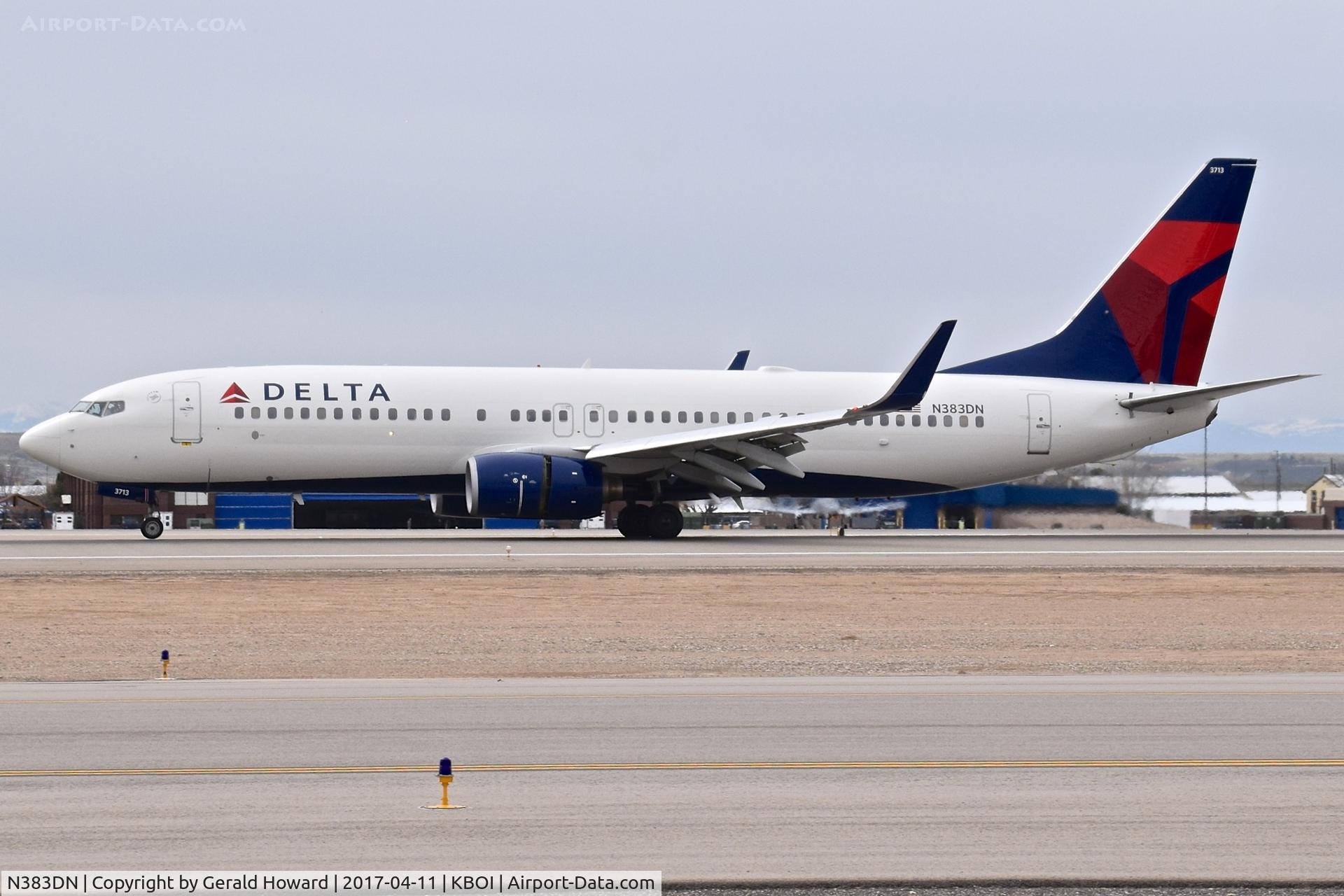 N383DN, 1999 Boeing 737-832 C/N 30346, Landing roll out on RWY 10L.