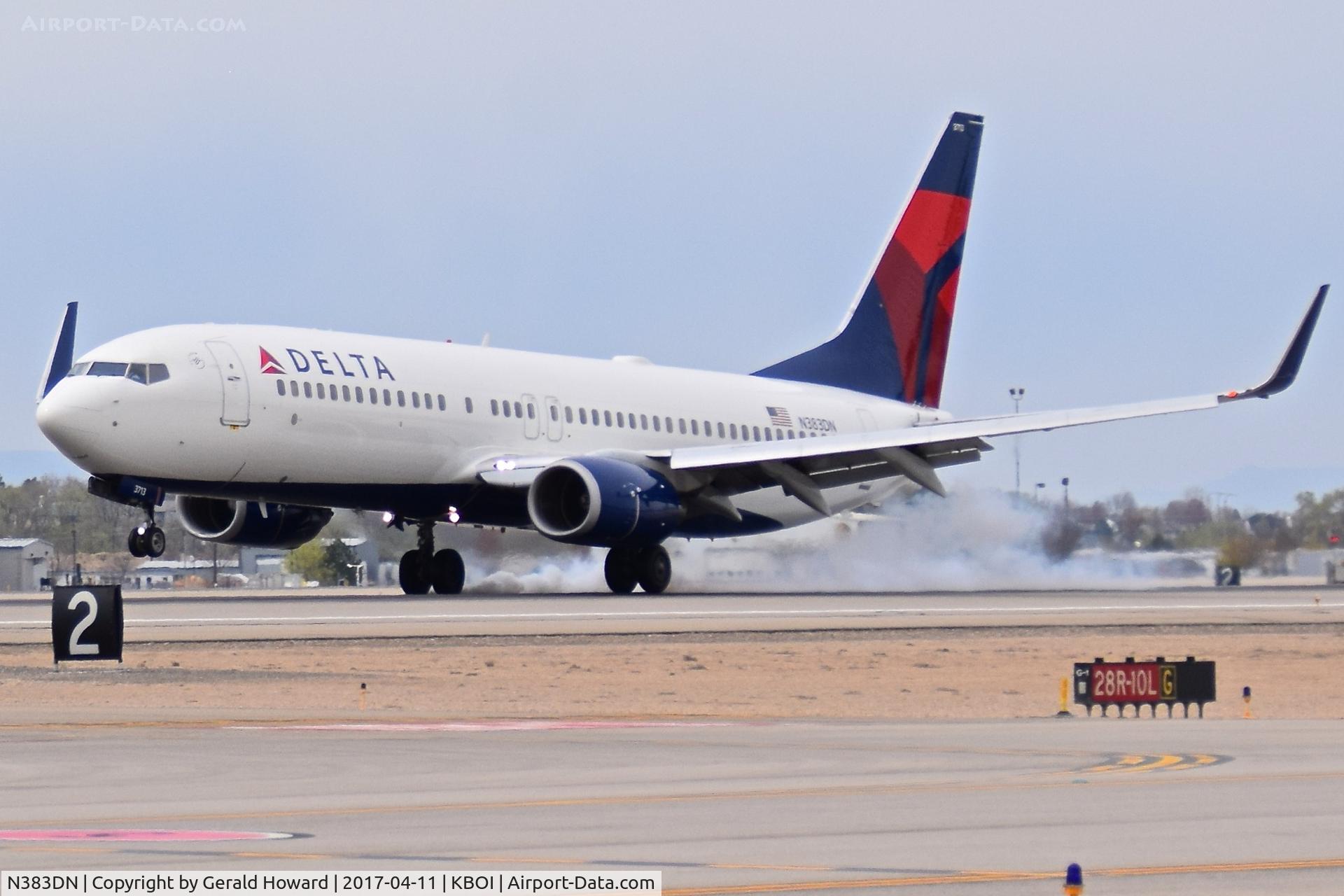 N383DN, 1999 Boeing 737-832 C/N 30346, Touch down on RWY 10L.