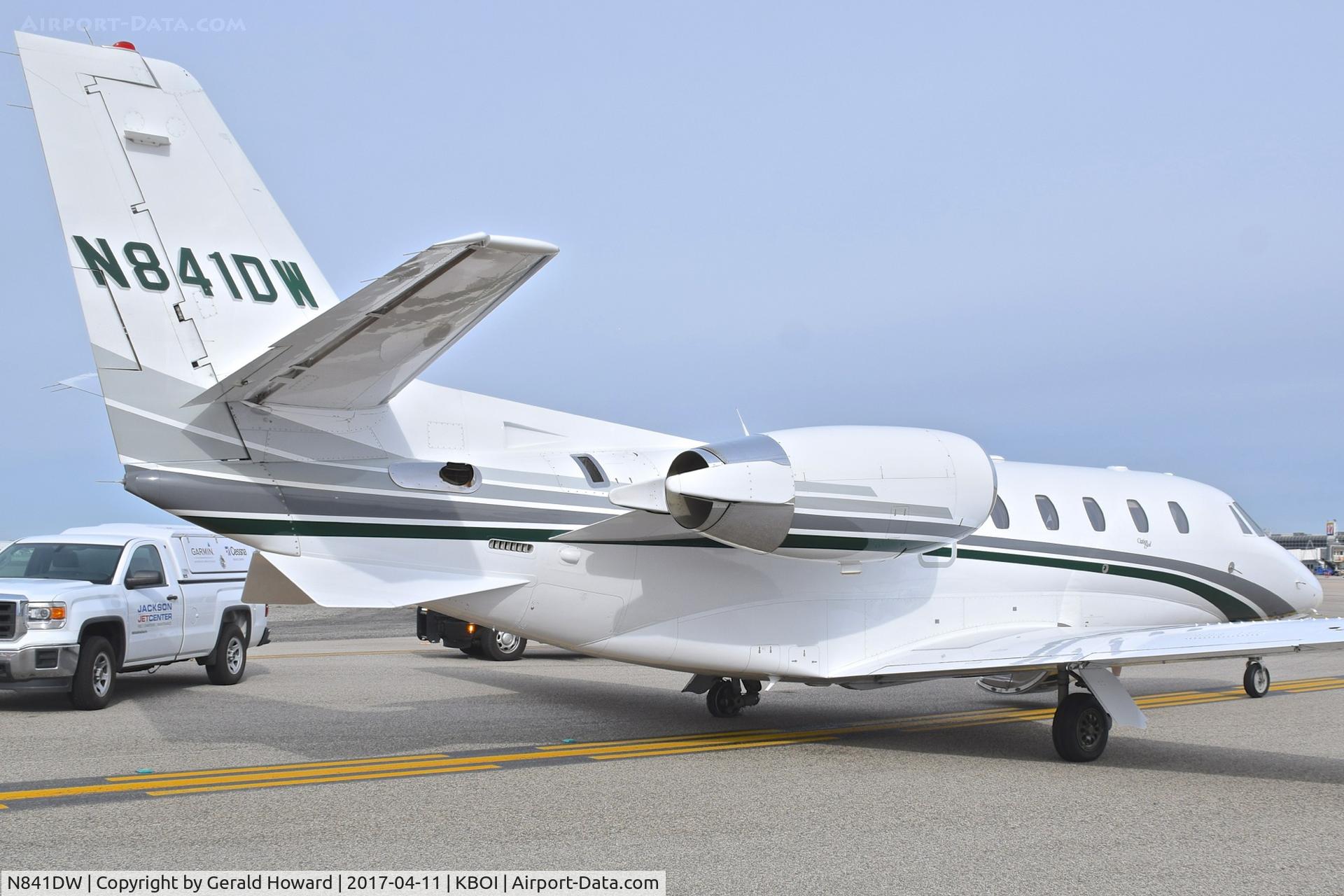 N841DW, 2001 Cessna 560XL C/N 560-5177, Parked on Delta at Alpha with left main flat tire.