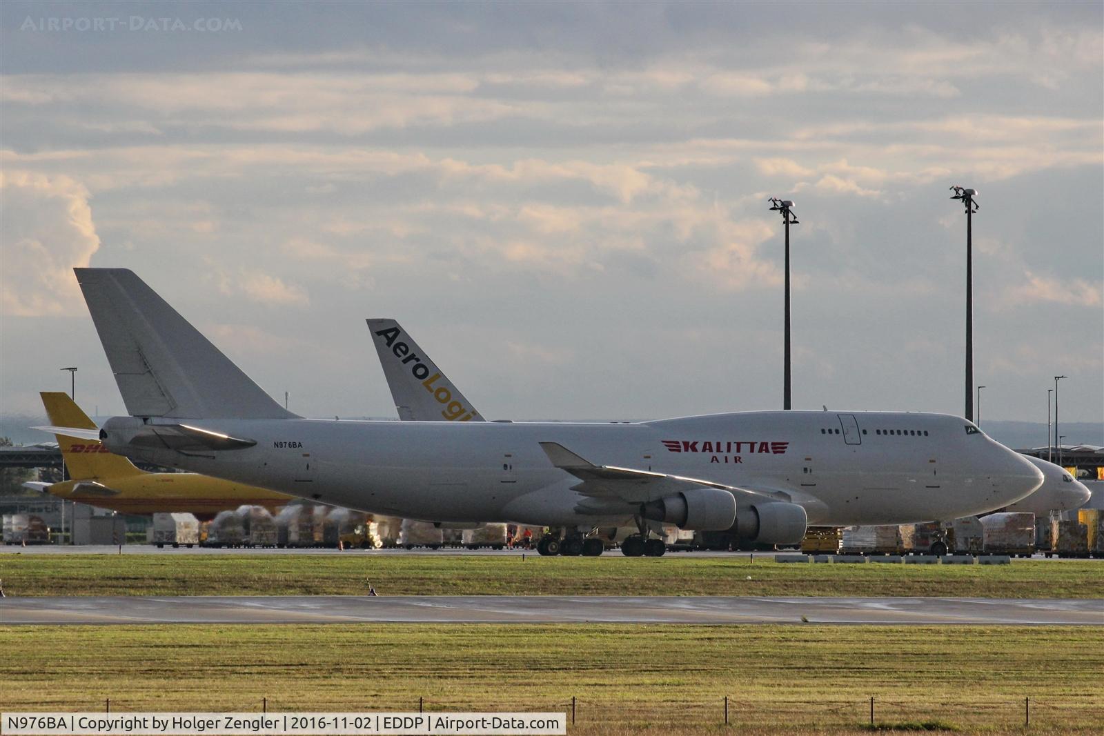 N976BA, 1991 Boeing 747-4B5 C/N 25275, On taxi to parking position on apron 5....