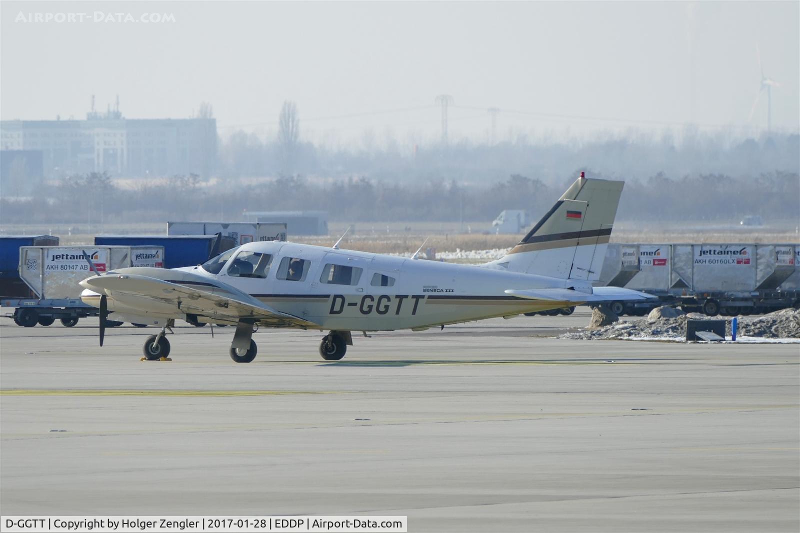 D-GGTT, Piper PA-34-220T Seneca V C/N 34-8333115, On apron 1 east...