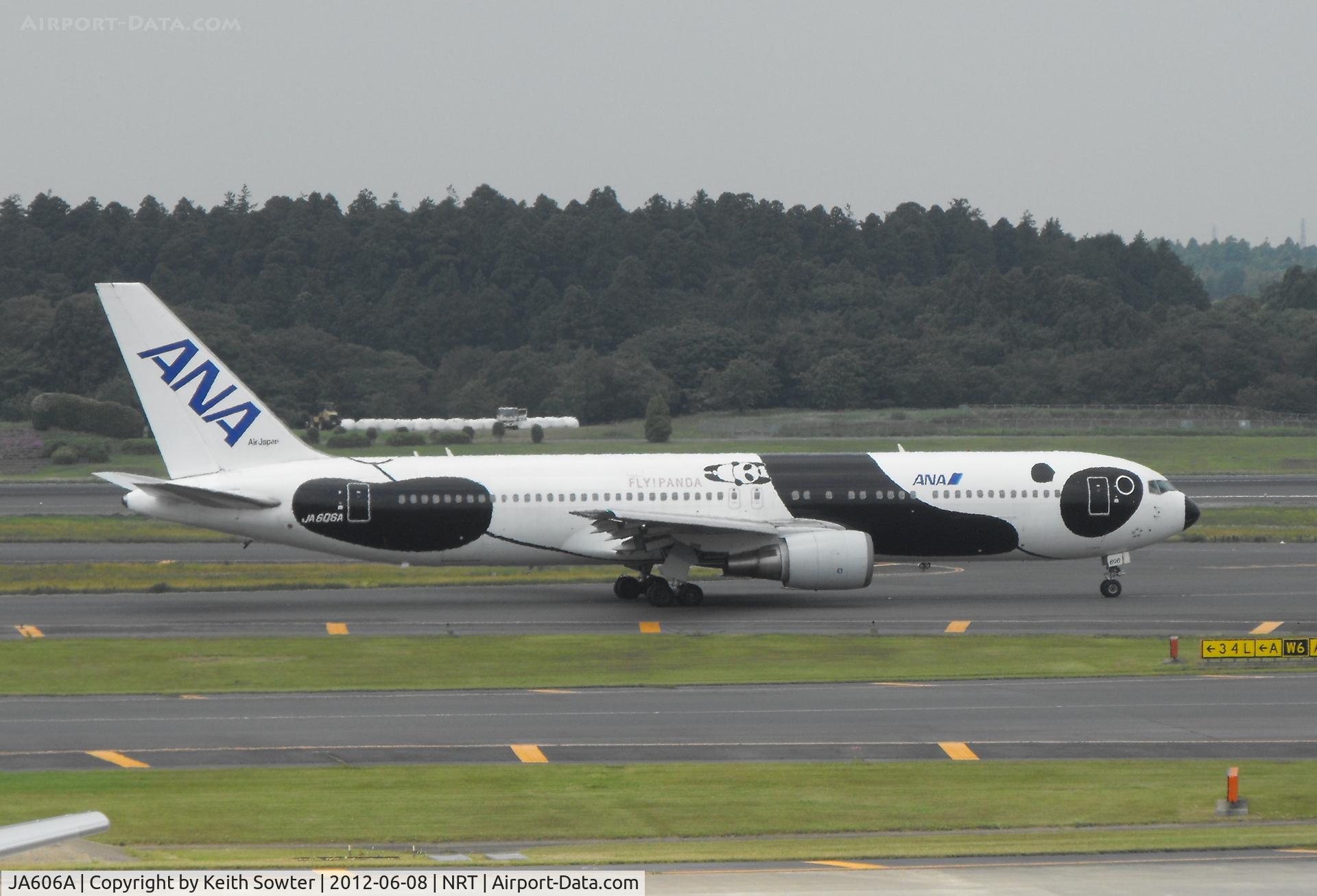 JA606A, 2002 Boeing 767-381/ER C/N 32975, Taxying for departure