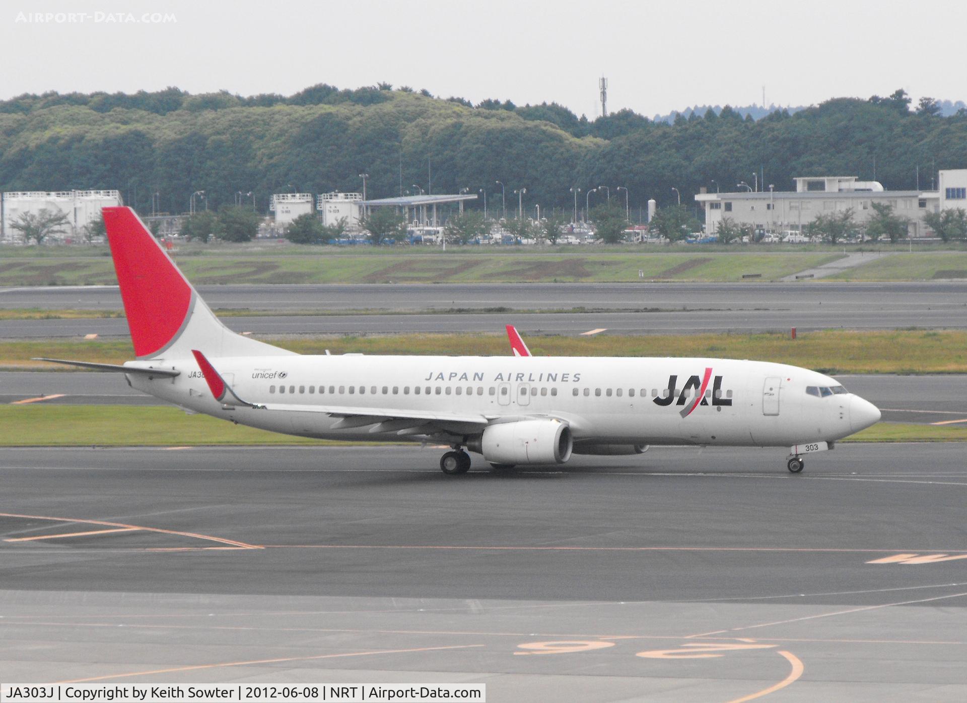 JA303J, 2007 Boeing 737-846 C/N 35332, Taxying for departure