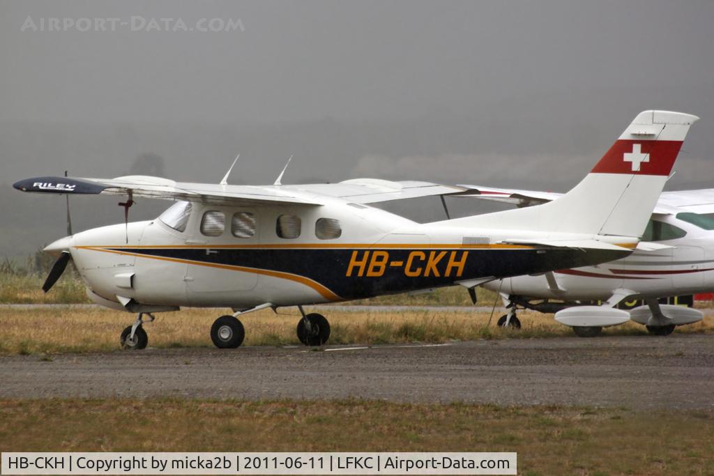 HB-CKH, 1981 Cessna P210N Pressurised Centurion C/N P21000613, Parked