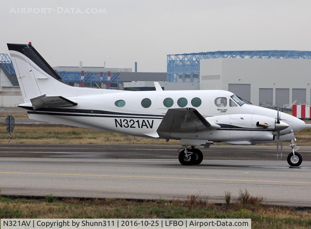 N321AV, 1981 Beech C90 King Air C/N LJ-942, Taxiing holding point rwy 14L for departure