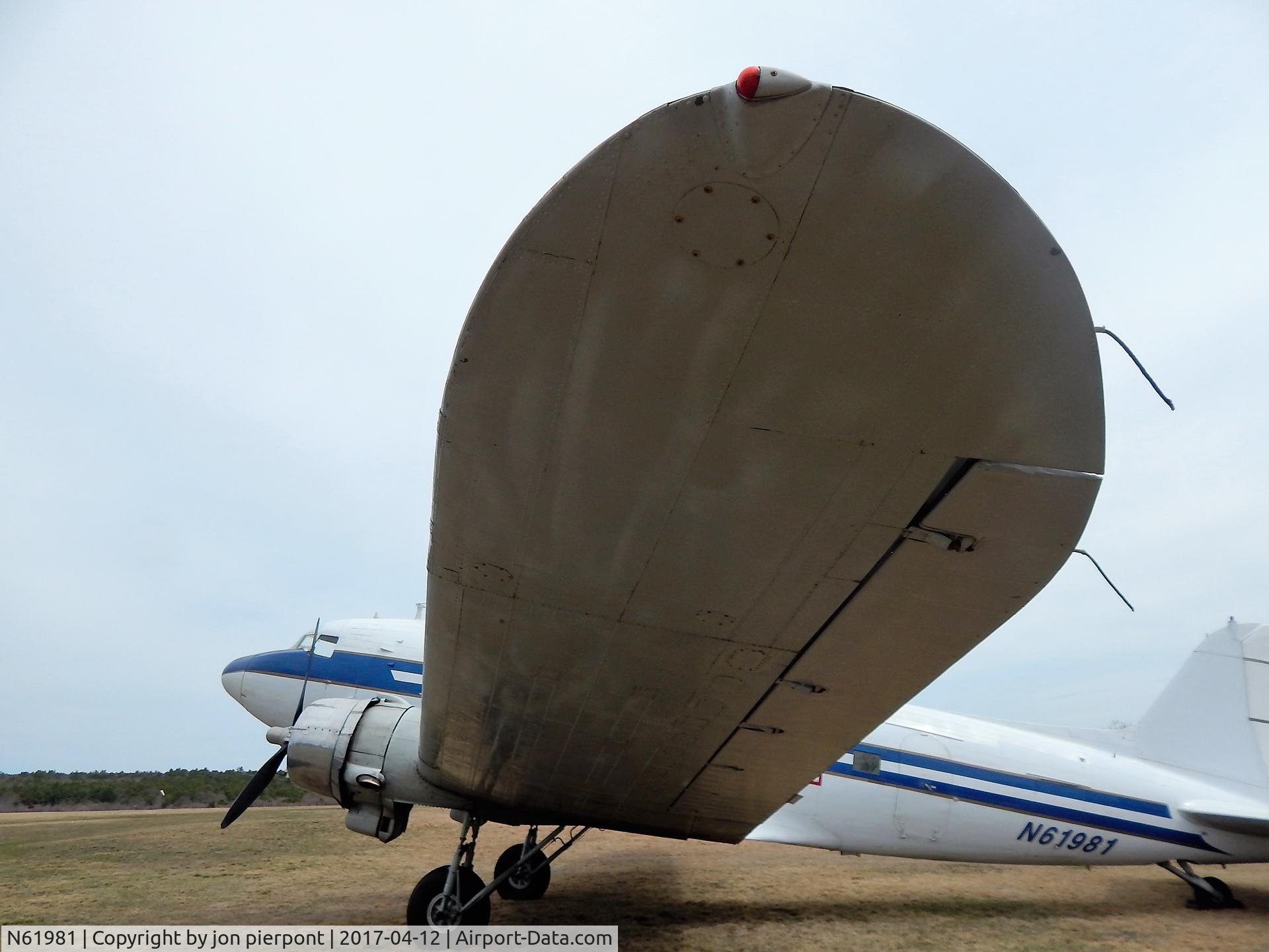 N61981, 1940 Douglas DC-3A C/N 2216, cape cod airport, marstens mills , ma.
