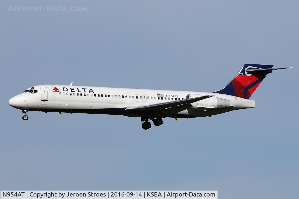 N954AT, 2000 Boeing 717-2BD C/N 55016, ksea