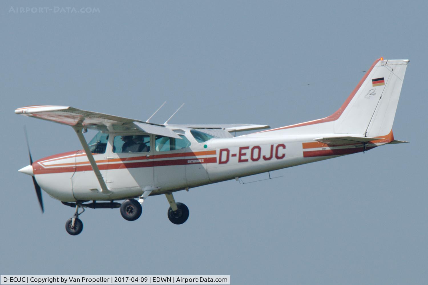 D-EOJC, Cessna 172P C/N 17274457, Cessna 172P Skyhawk II landing at Klausheide (Nordhorn-Lingen) airfield, Germany