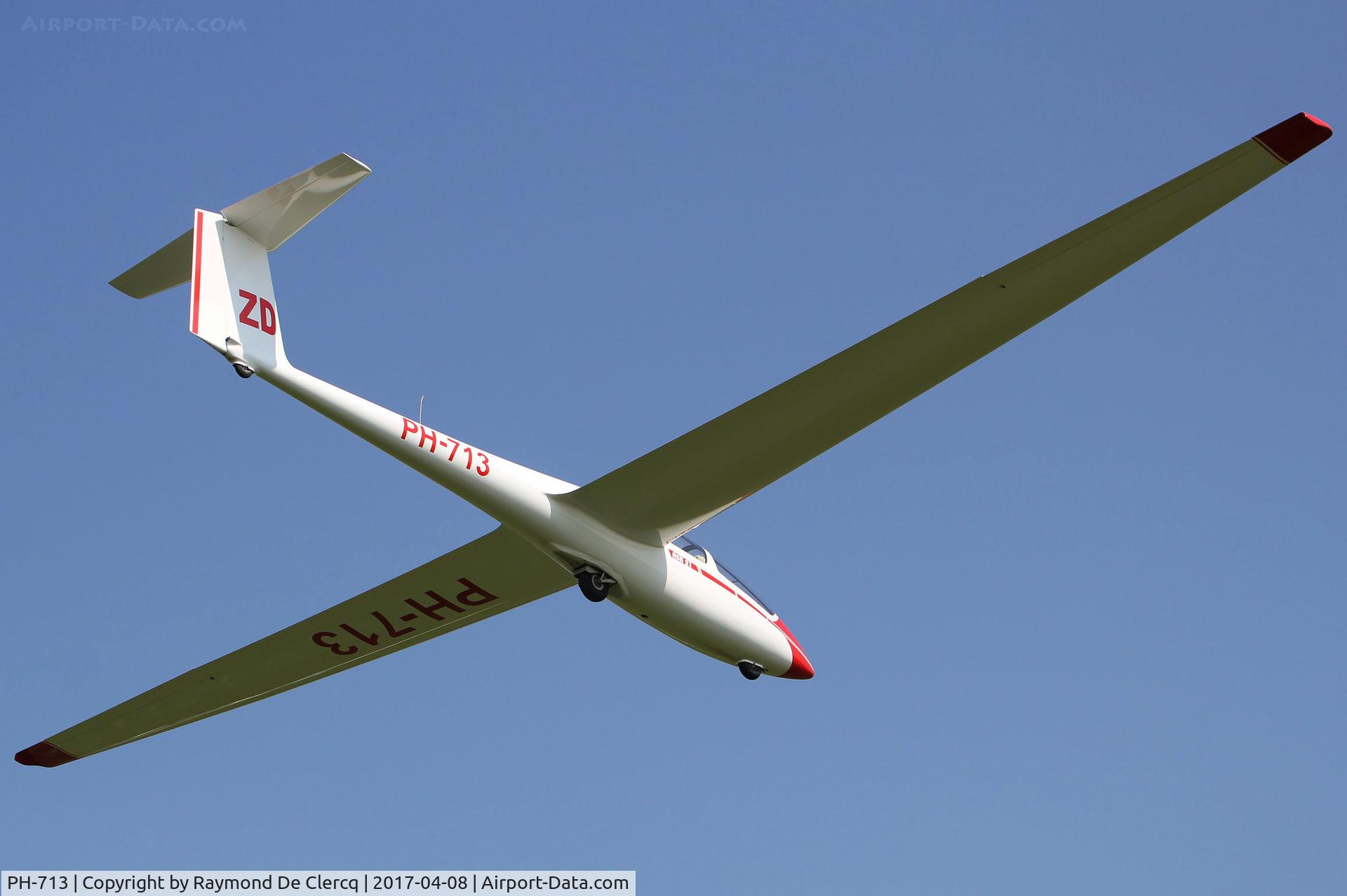 PH-713, Schleicher ASK-21 C/N 21075, Landing at Axel airfield.