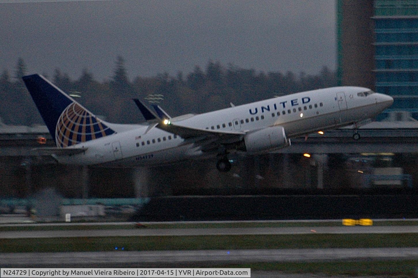 N24729, 1999 Boeing 737-724 C/N 28945, UA2023 morning departure to Houston