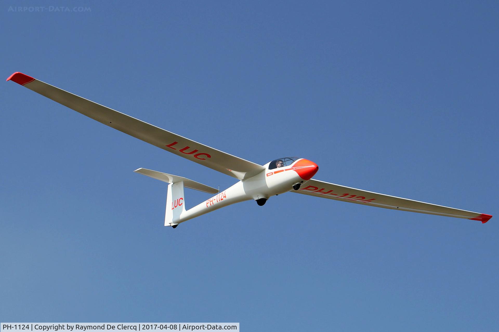 PH-1124, Schleicher ASK-23B C/N 23148, Landing at Axel airfield.
