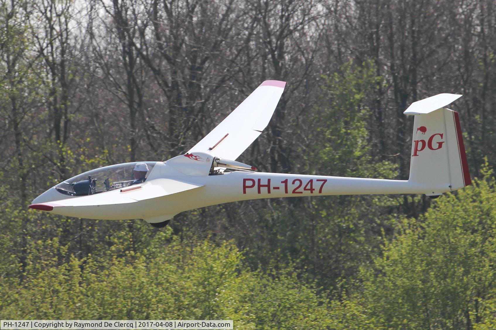 PH-1247, Valentin Kiwi C/N 3004, Landing at Axel airfield.