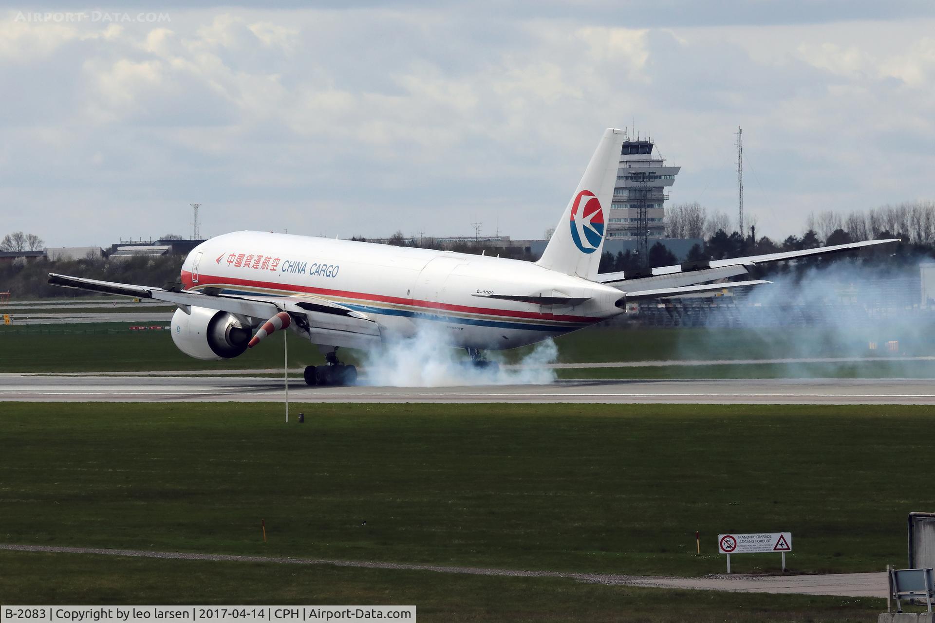 B-2083, 2011 Boeing 777-F6N C/N 37717, Copenhagen 14.4.2017 with lot of tyre-smoke