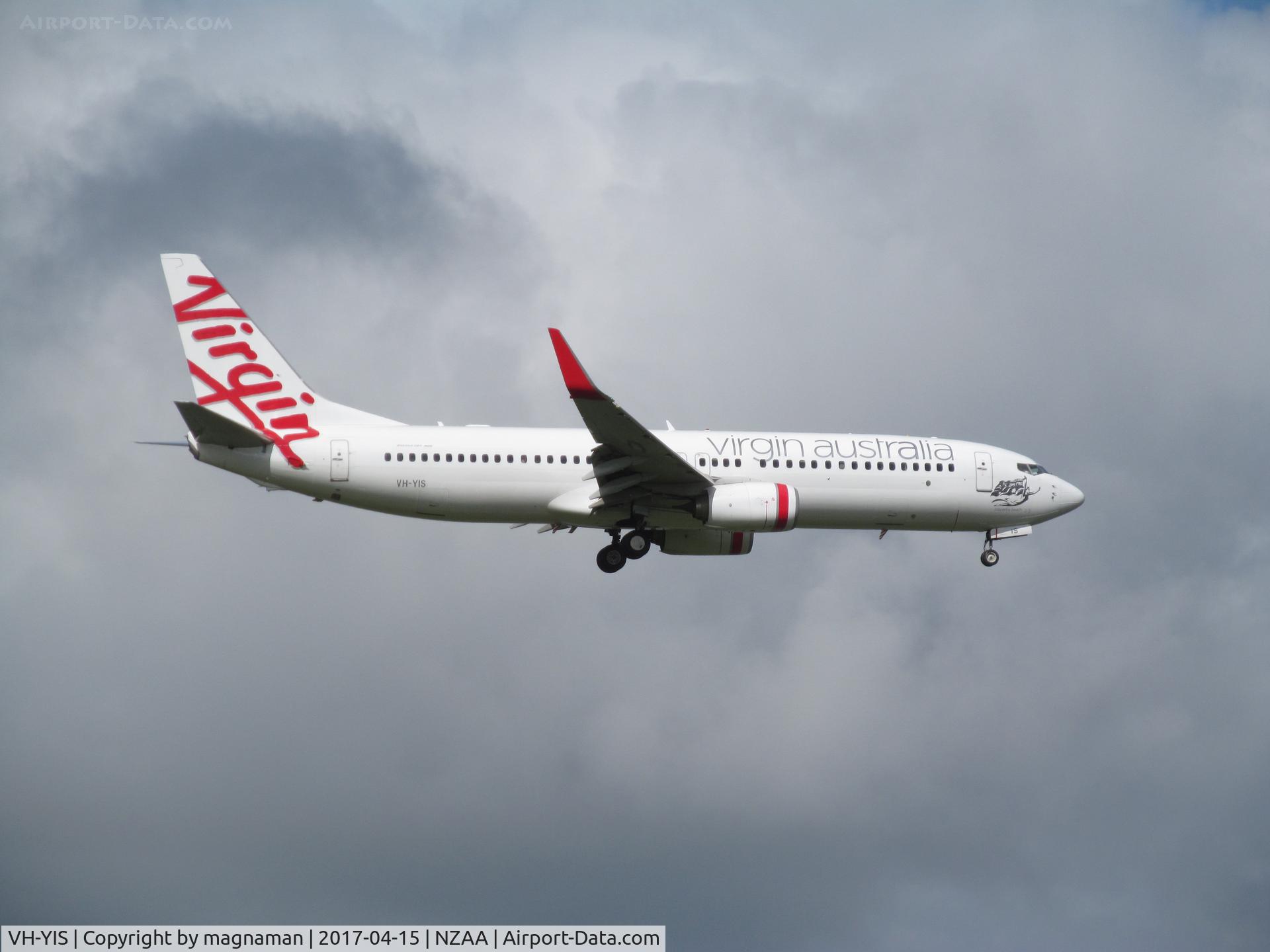 VH-YIS, 2012 Boeing 737-8FE C/N 39926, short finals
