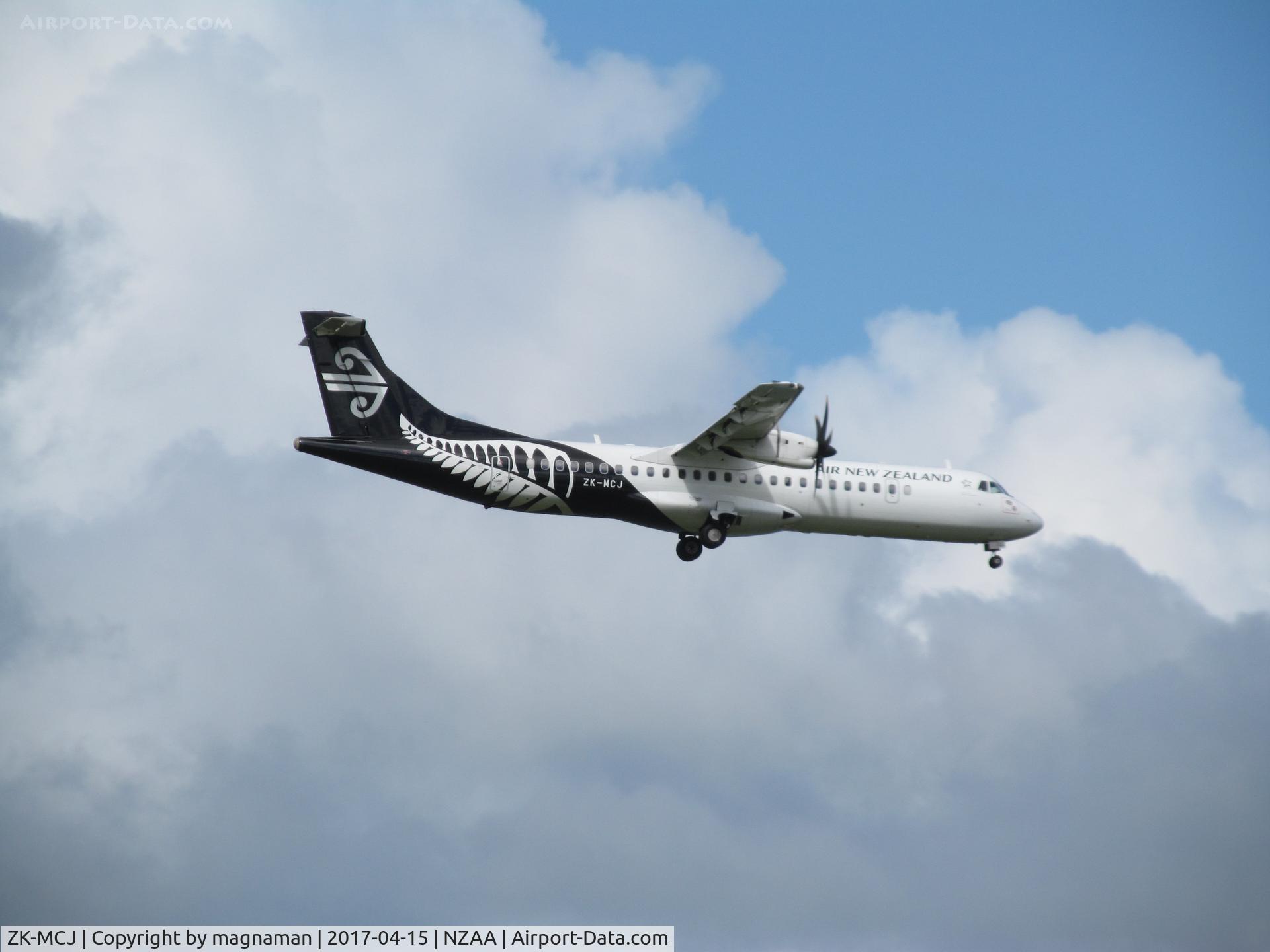 ZK-MCJ, 1999 ATR 72-212A C/N 624, short finals