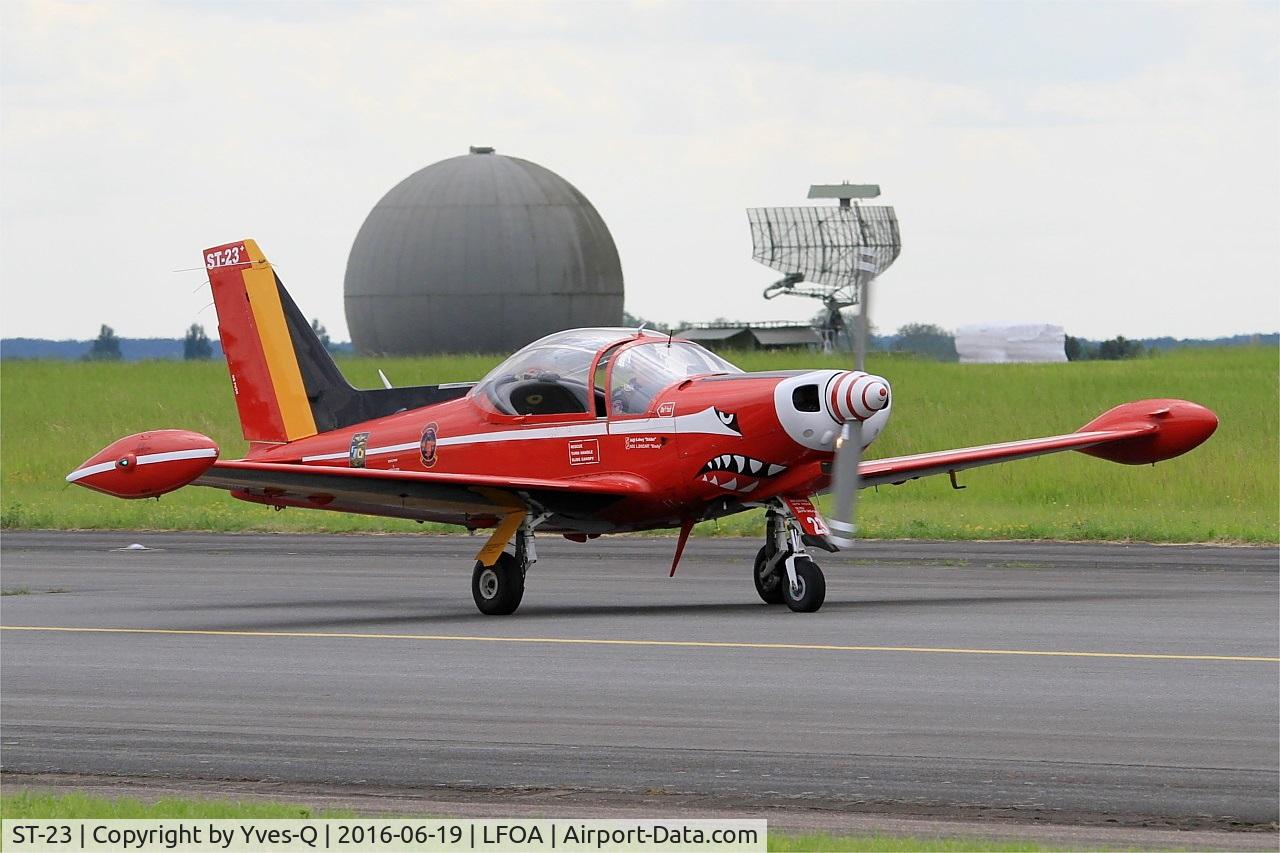 ST-23, SIAI-Marchetti SF-260M C/N 10-23, Belgian Red Devil Team SIAI-Marchetti SF-260M, Taxiing to parking area, Avord Air Base 702 (LFOA) Open day 2016