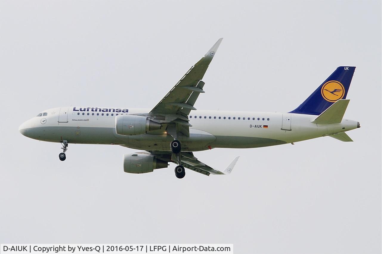 D-AIUK, 2015 Airbus A320-214 C/N 6423, Airbus A320-214, Short approach rwy 27R, Paris-Roissy Charles De Gaulle airport (LFPG-CDG)