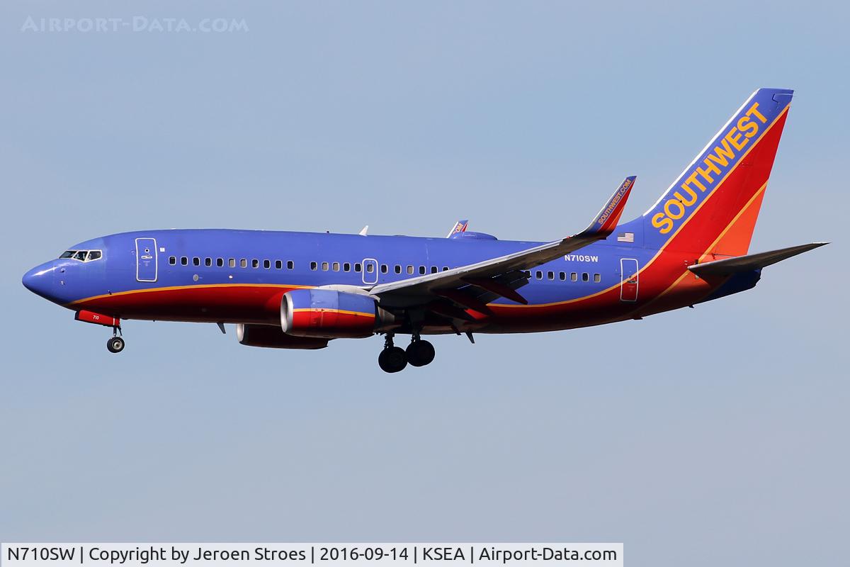 N710SW, 1998 Boeing 737-7H4 C/N 27844, KSEA