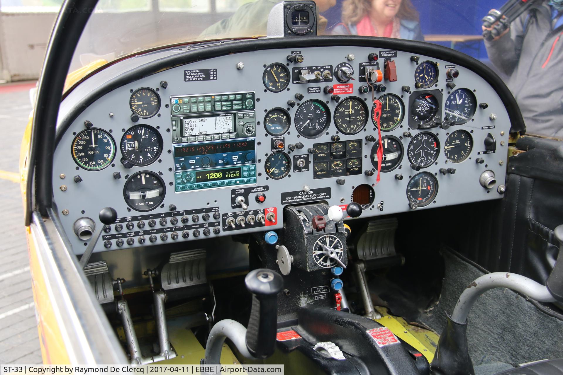 ST-33, SIAI-Marchetti SF-260MB C/N 10-33, Flight deck of ST-33.