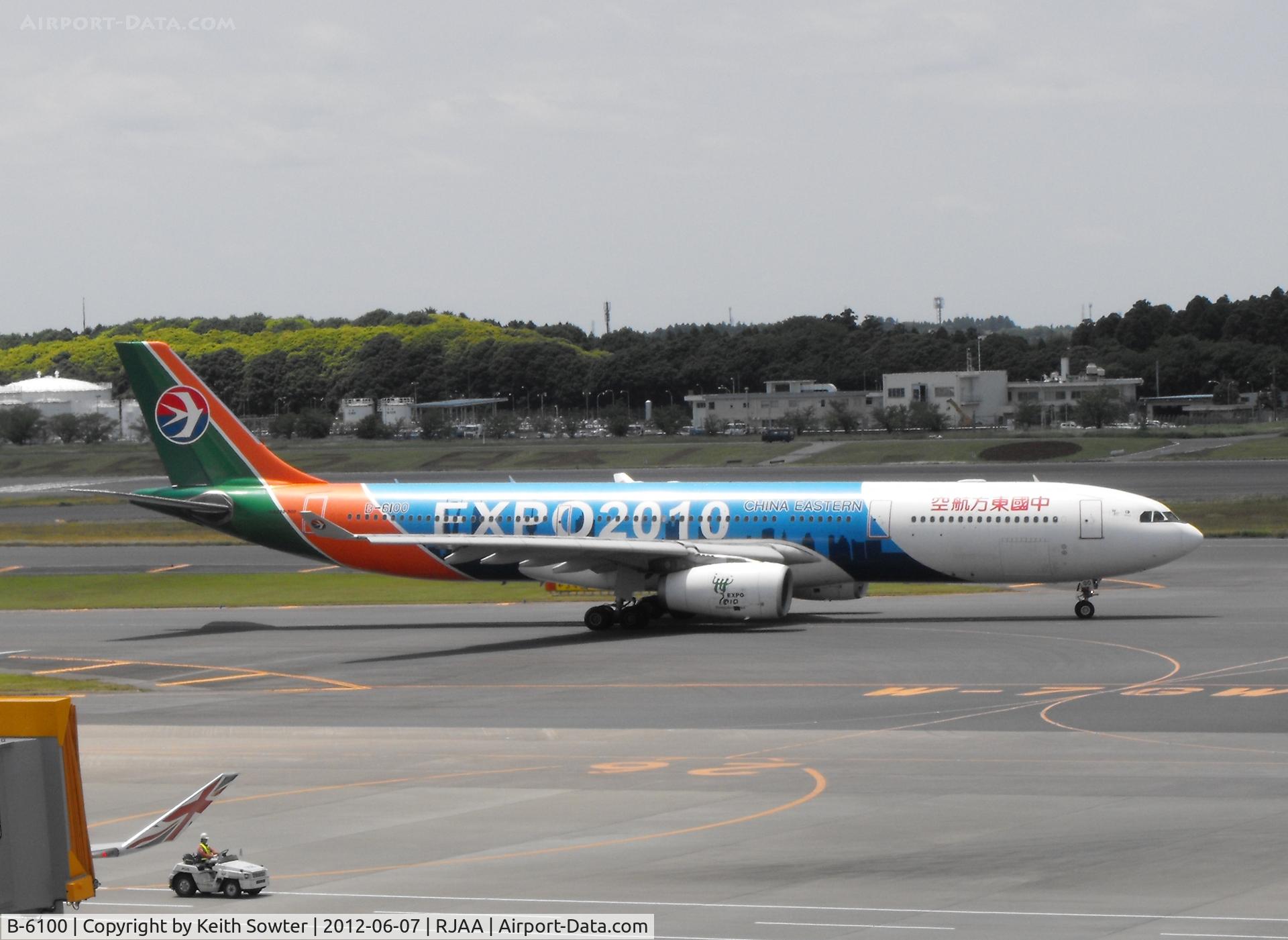 B-6100, 2008 Airbus A330-343E C/N 928, Taxying for departure