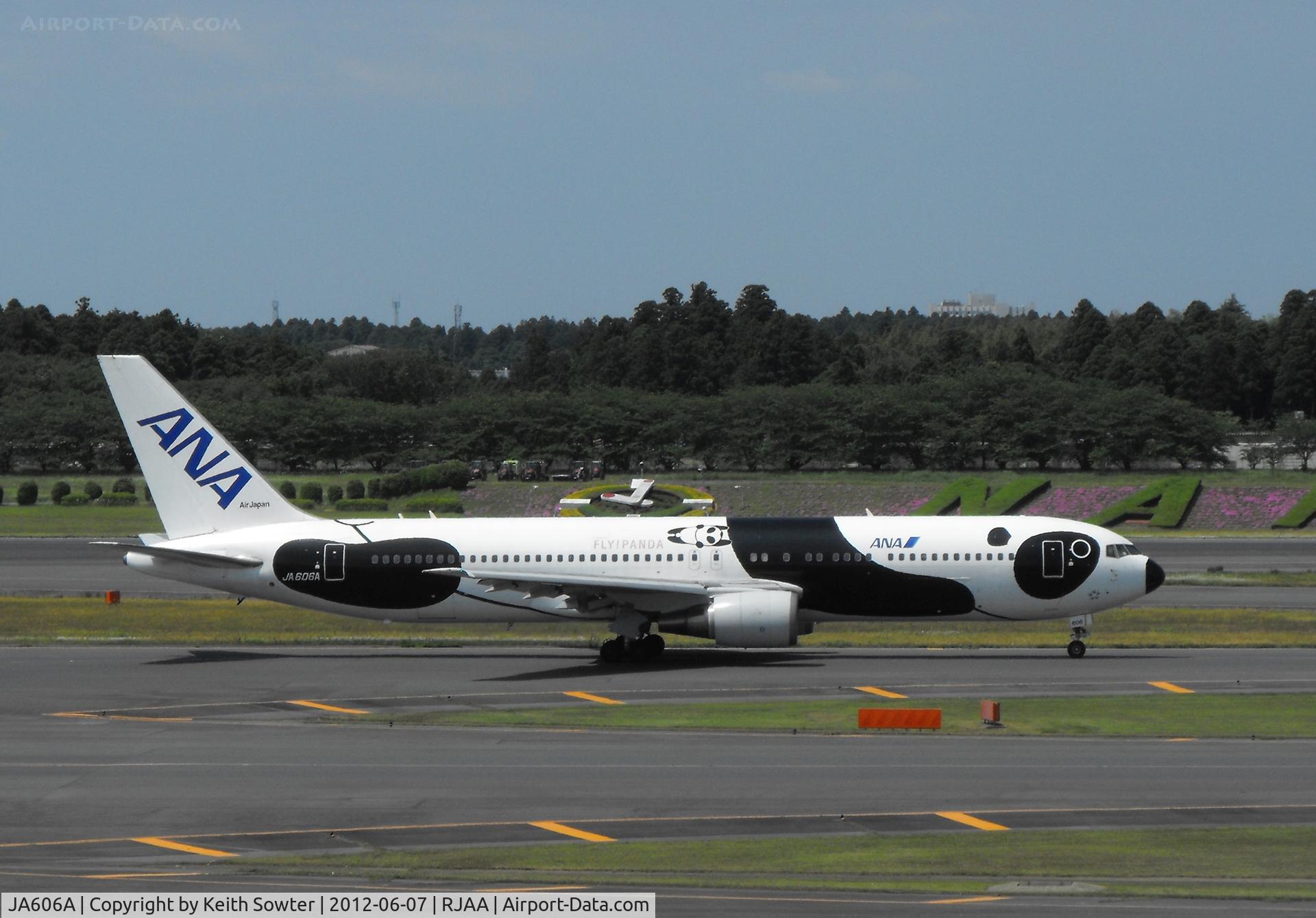 JA606A, 2002 Boeing 767-381/ER C/N 32975, Taxying for departure