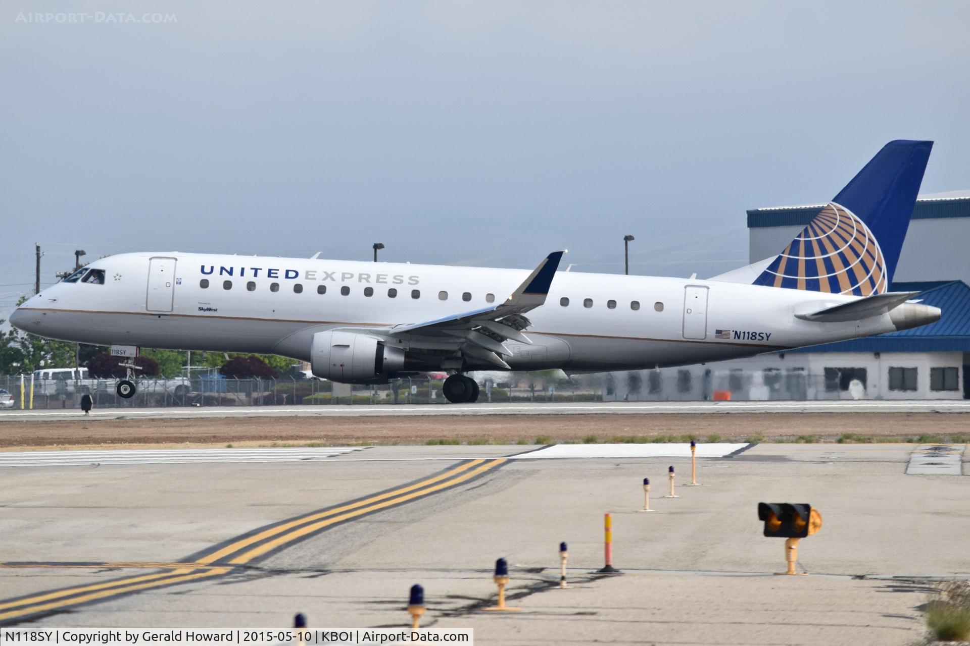 N118SY, 2014 Embraer 175LR (ERJ-170-200LR) C/N 17000420, Landing RWY 28R.
