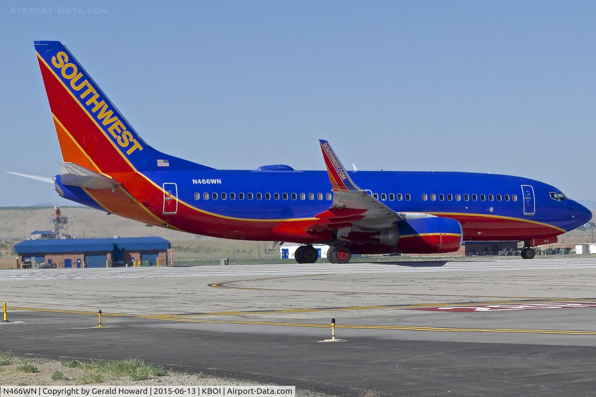 N466WN, 2004 Boeing 737-7H4 C/N 30677, Starting take off roll on RWY 28R.