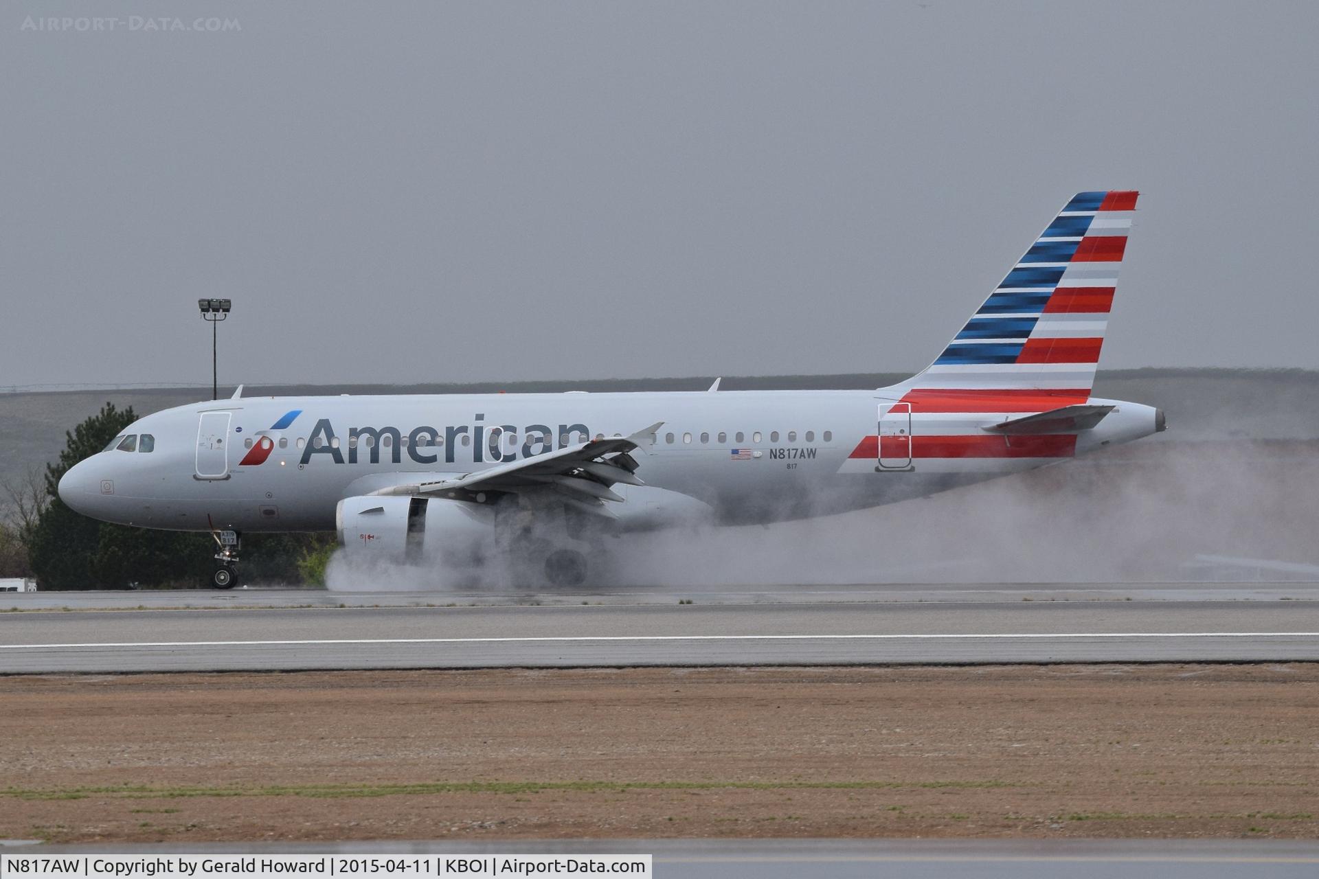 N817AW, 2000 Airbus A319-132 C/N 1373, Landing on a wet RWY 10R.