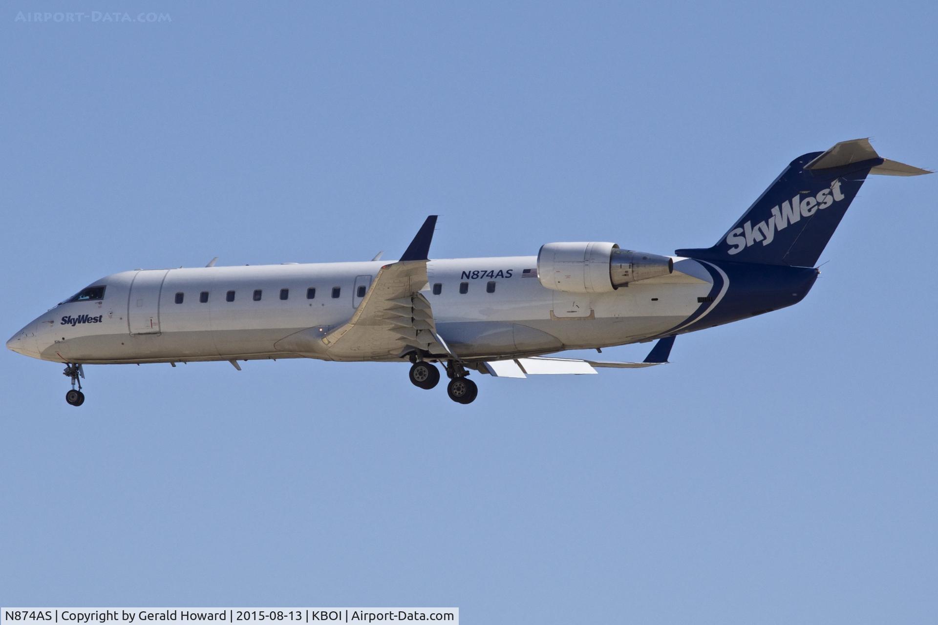 N874AS, 2001 Bombardier CRJ-200ER (CL-600-2B19) C/N 7551, Landing RWY 10R.