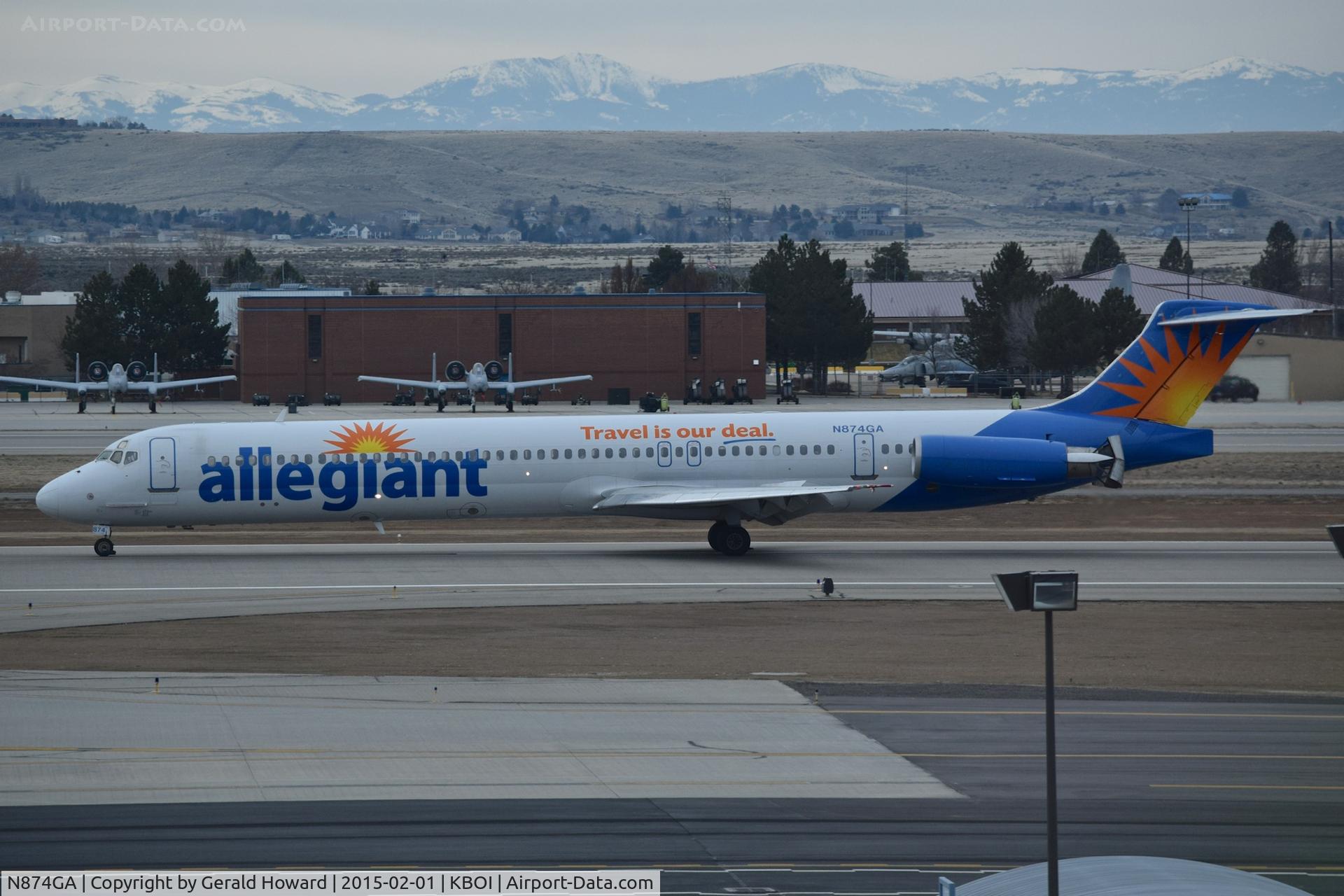N874GA, 1987 McDonnell Douglas MD-83 (DC-9-83) C/N 49643, Landing roll out on RWY 10L.