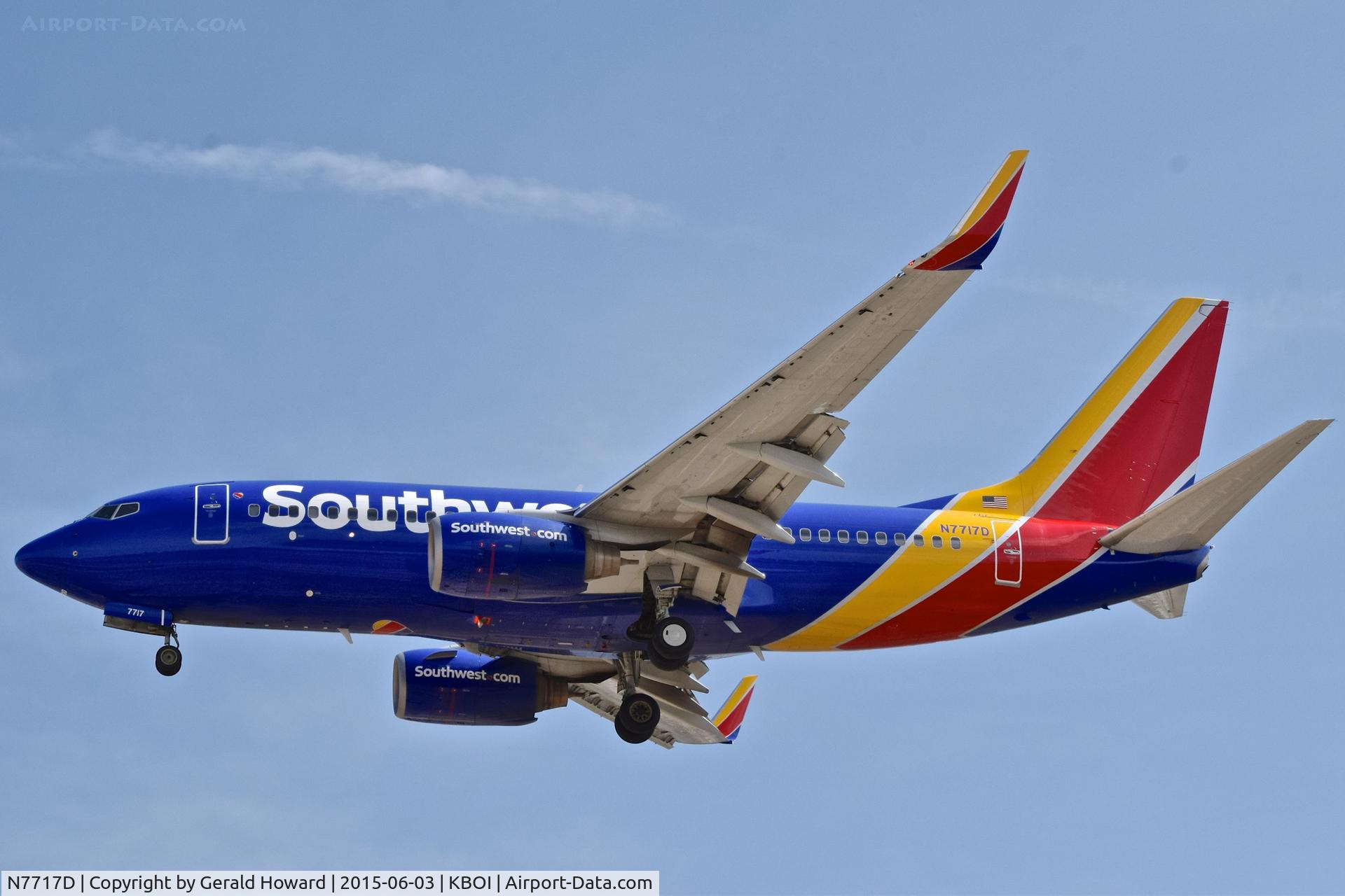N7717D, 2005 Boeing 737-76N C/N 32664, Landing approach for RWY 28R.