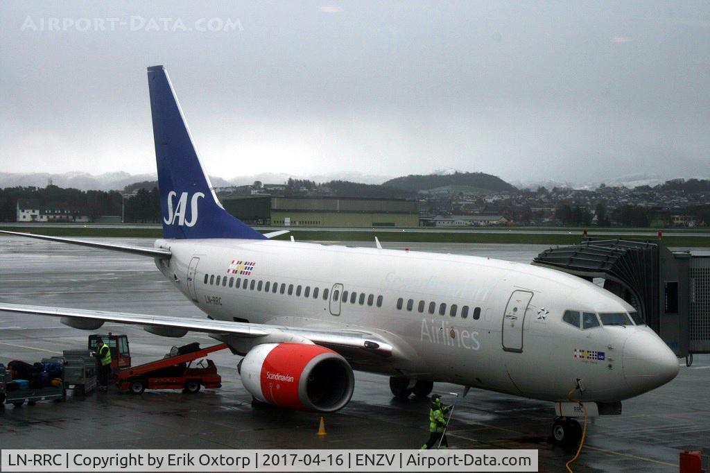 LN-RRC, 1999 Boeing 737-683 C/N 28300, LN-RRC at the gate in SVG