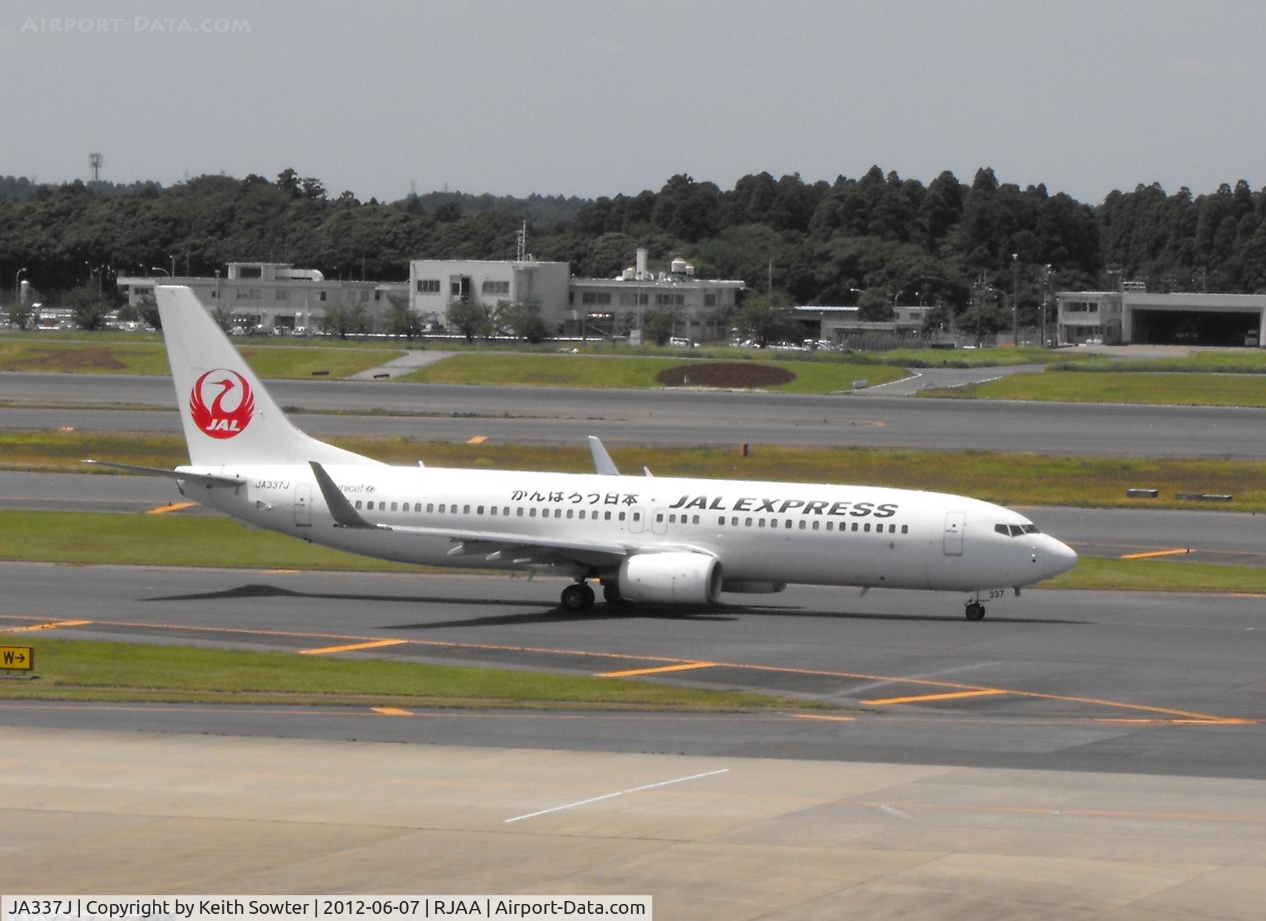 JA337J, 2011 Boeing 737-846 C/N 40352, Taxying for departure