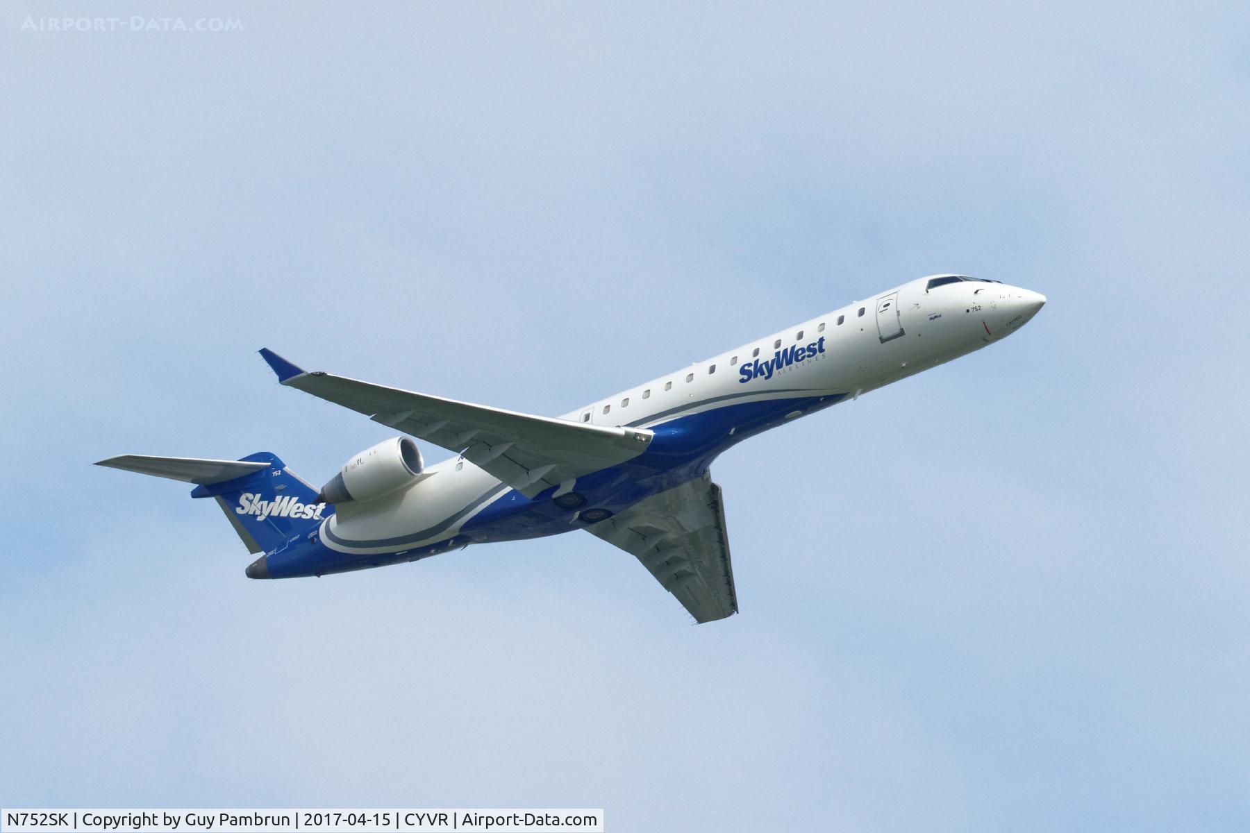 N752SK, 2005 Bombardier CRJ-701ER (CL-600-2C10) Regional Jet C/N 10209, Departing