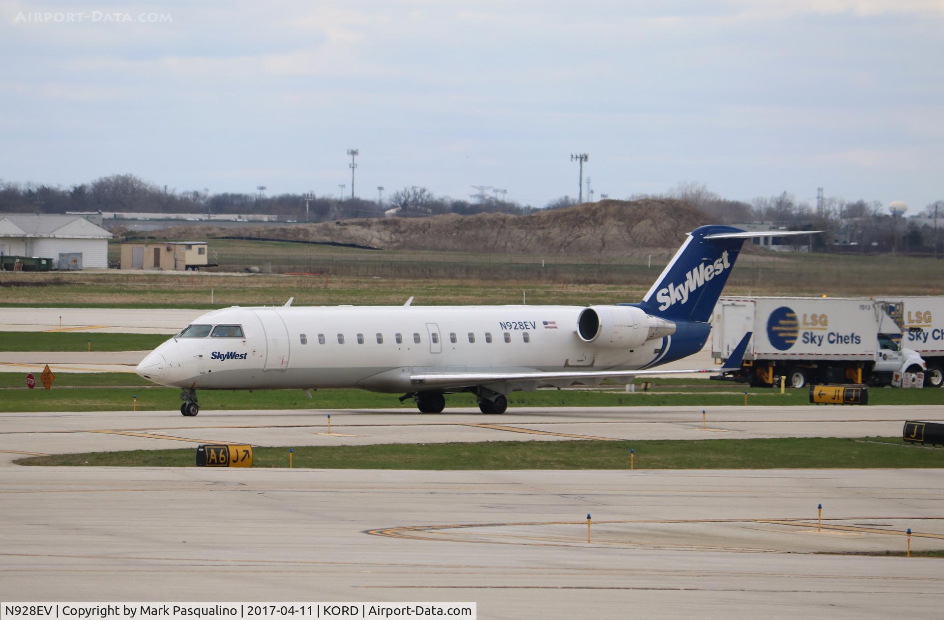 N928EV, 2004 Bombardier CRJ-200LR (CL-600-2B19) C/N 8006, CL-600-2B19