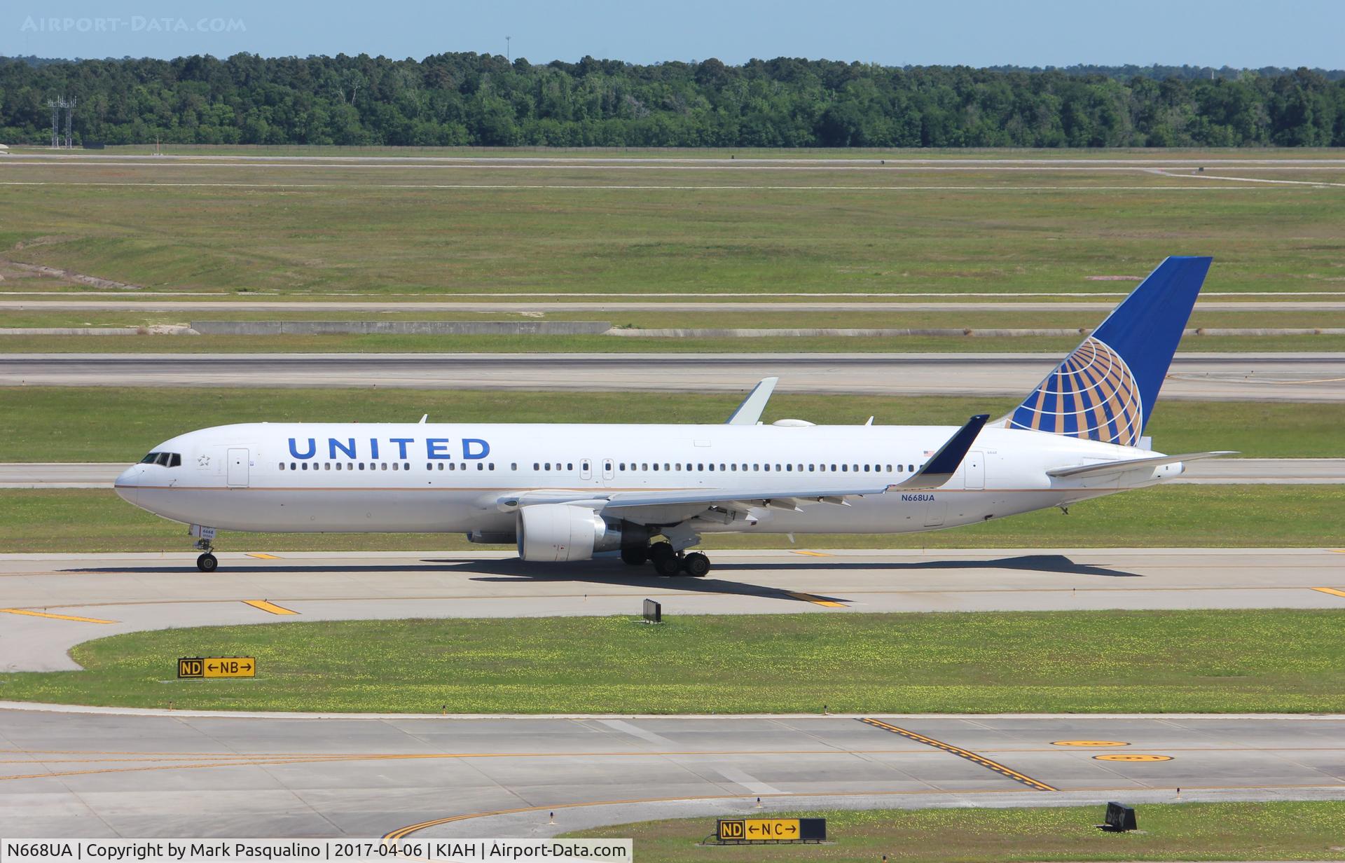 N668UA, 1999 Boeing 767-322 C/N 30024, Boeing 767-300