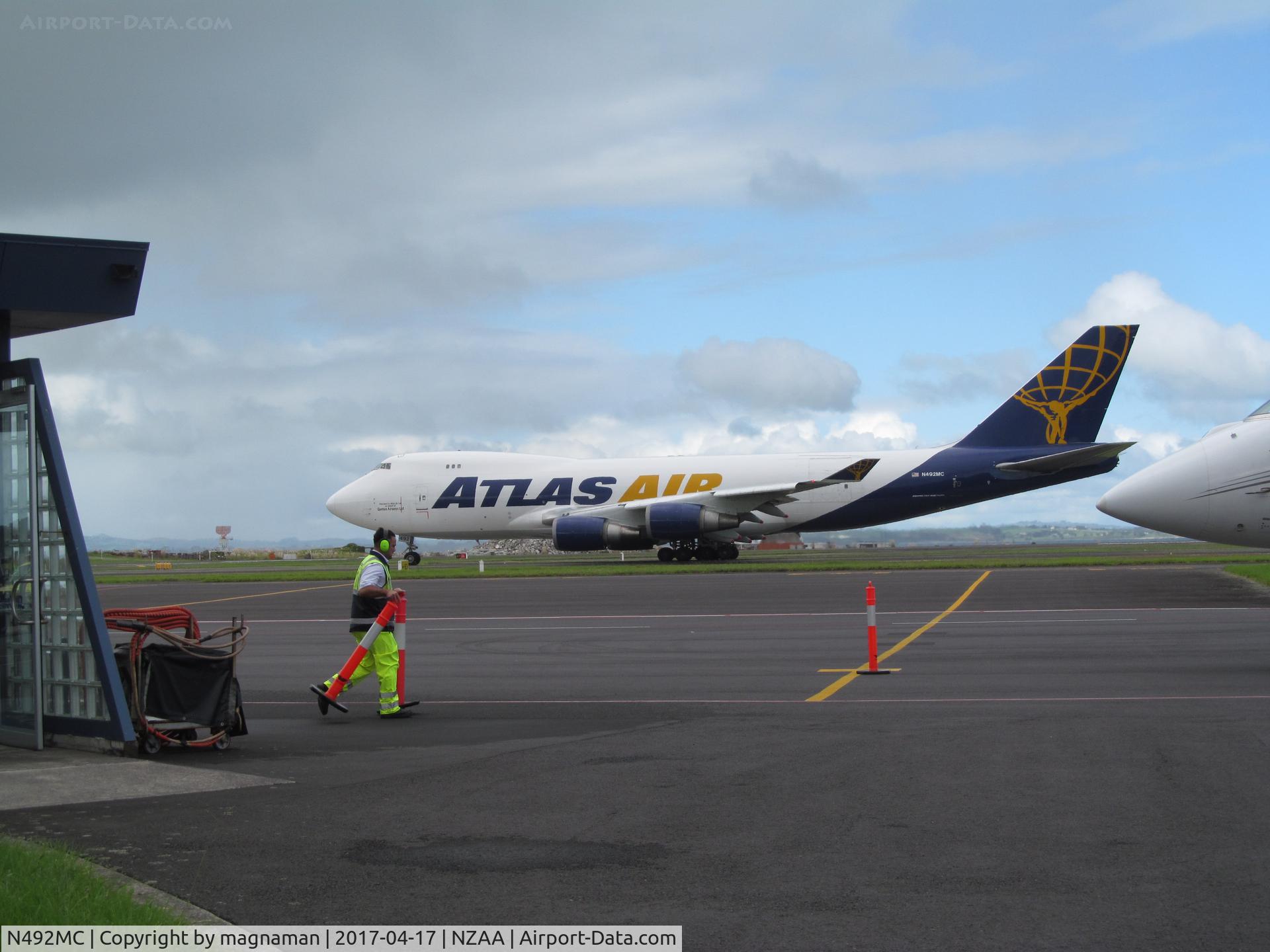 N492MC, 1998 Boeing 747-47UF C/N 29253, taxying out to oz