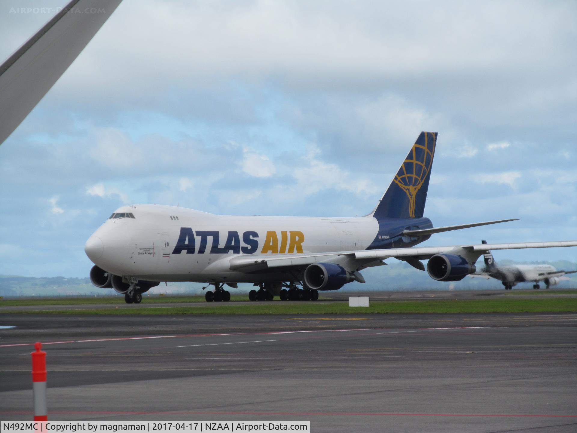 N492MC, 1998 Boeing 747-47UF C/N 29253, leaving AKL