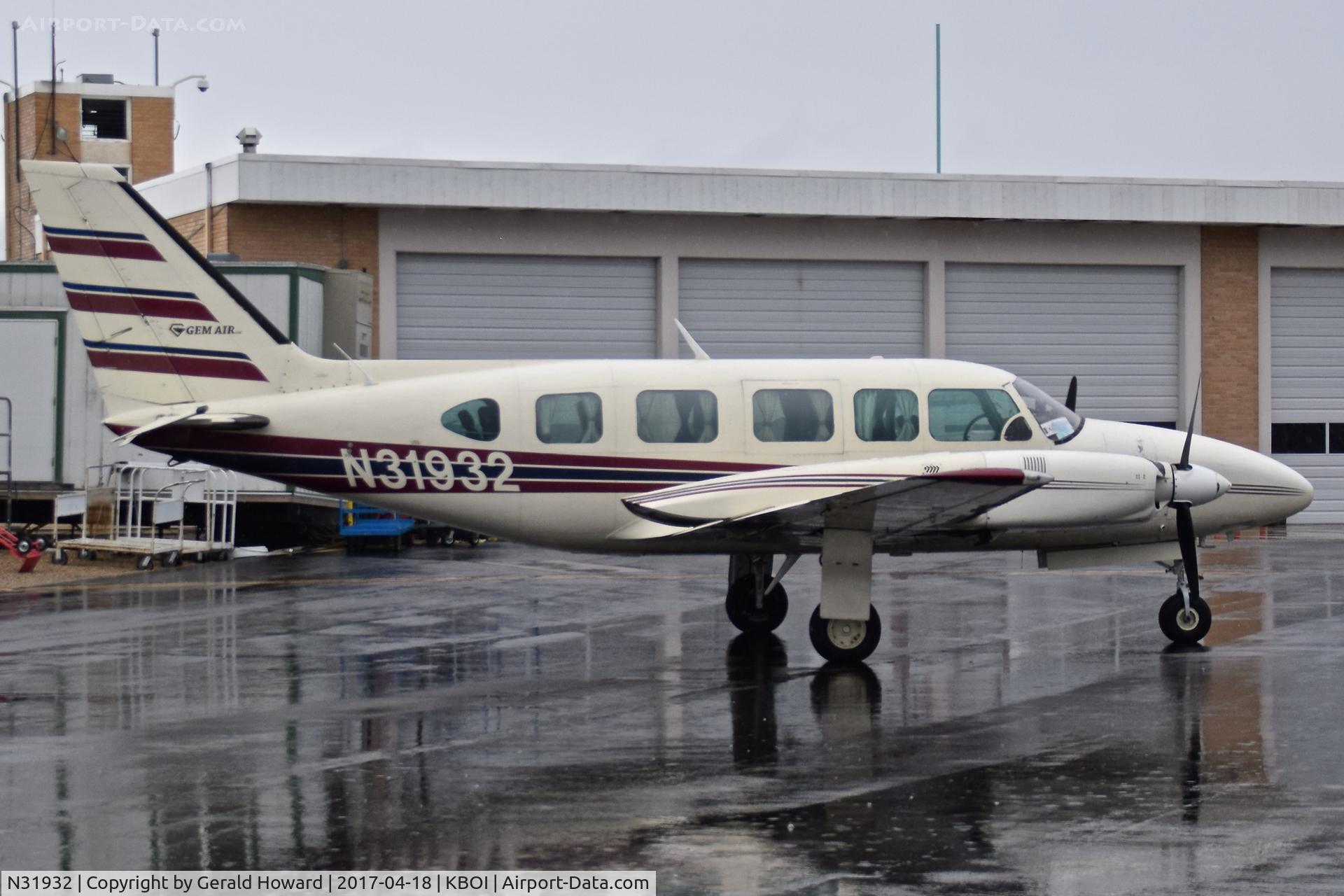 N31932, 1973 Piper PA-31-350 Chieftain C/N 31-7405144, Parked on the back country ramp awaiting better weather.