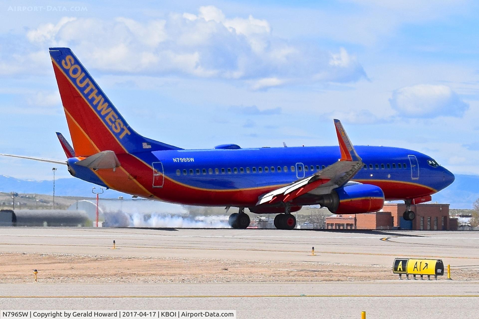 N796SW, 2001 Boeing 737-7H4 C/N 27889, Landing RWY 28R.