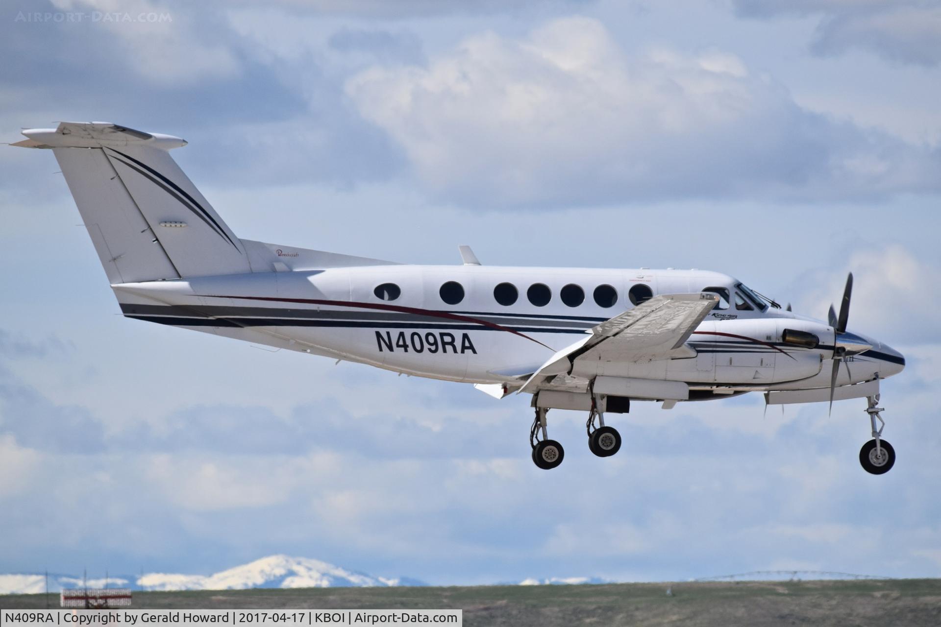 N409RA, 1978 Beech 200 C/N BB-429, Landing RWY 28R.