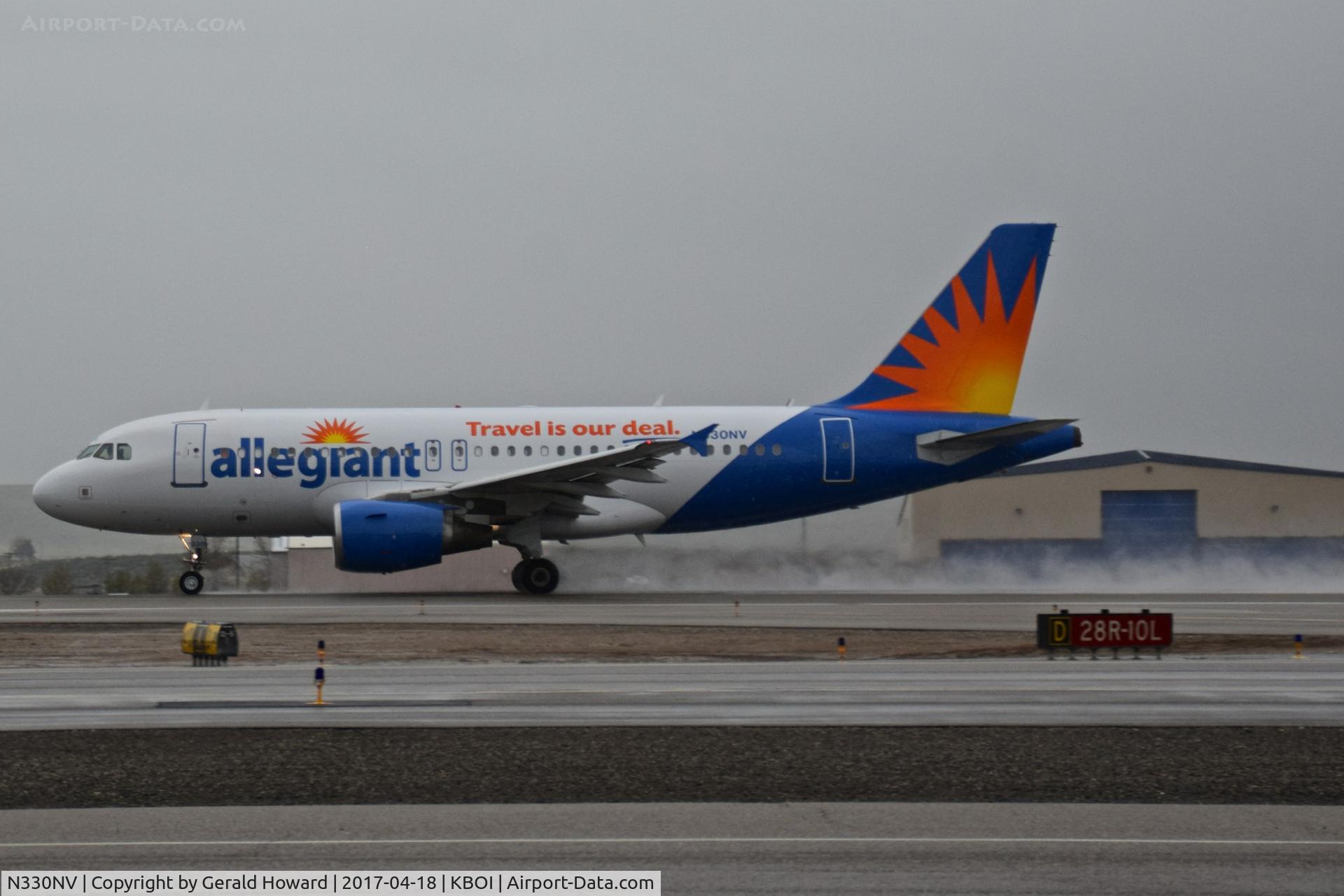 N330NV, 2006 Airbus A319-111 C/N 2786, Take off roll on a wet RWY 10L.