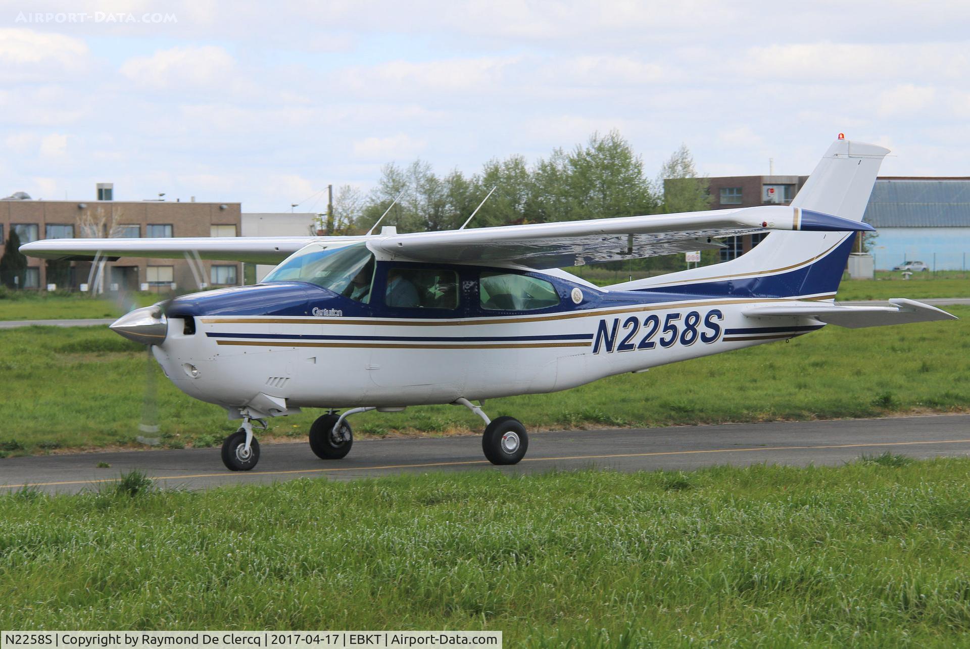N2258S, 1976 Cessna 210L Centurion C/N 21061202, Taxiing to rwy 06.