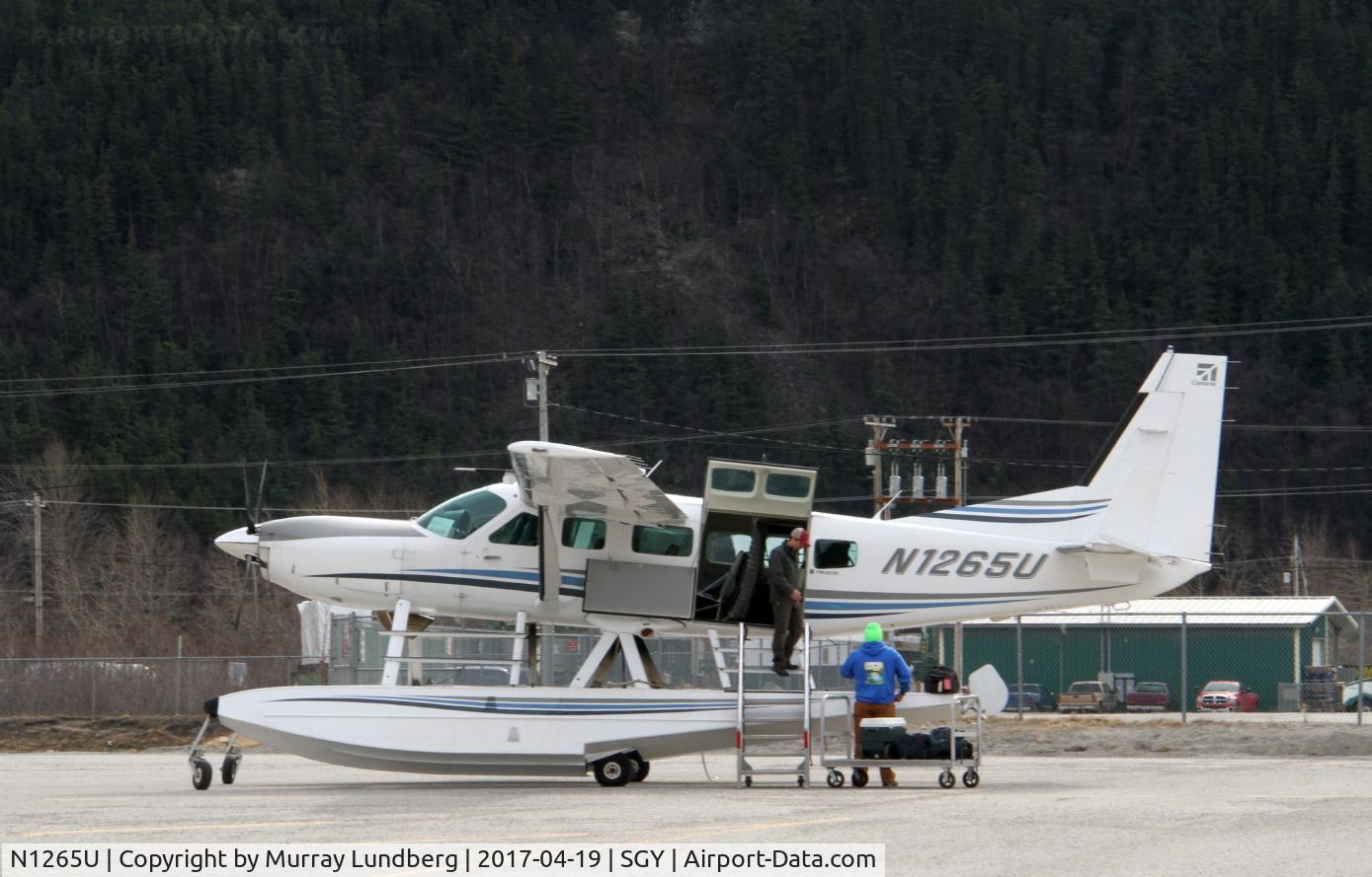 N1265U, Cessna 208 C/N 20800375, Alaska Seaplanes' amphibious Cessna Caravan loading at the Skagway, Alaska, terminal. This fully-IFR Cessna 208A Caravan has a 900 h.p. Texas Turbines 